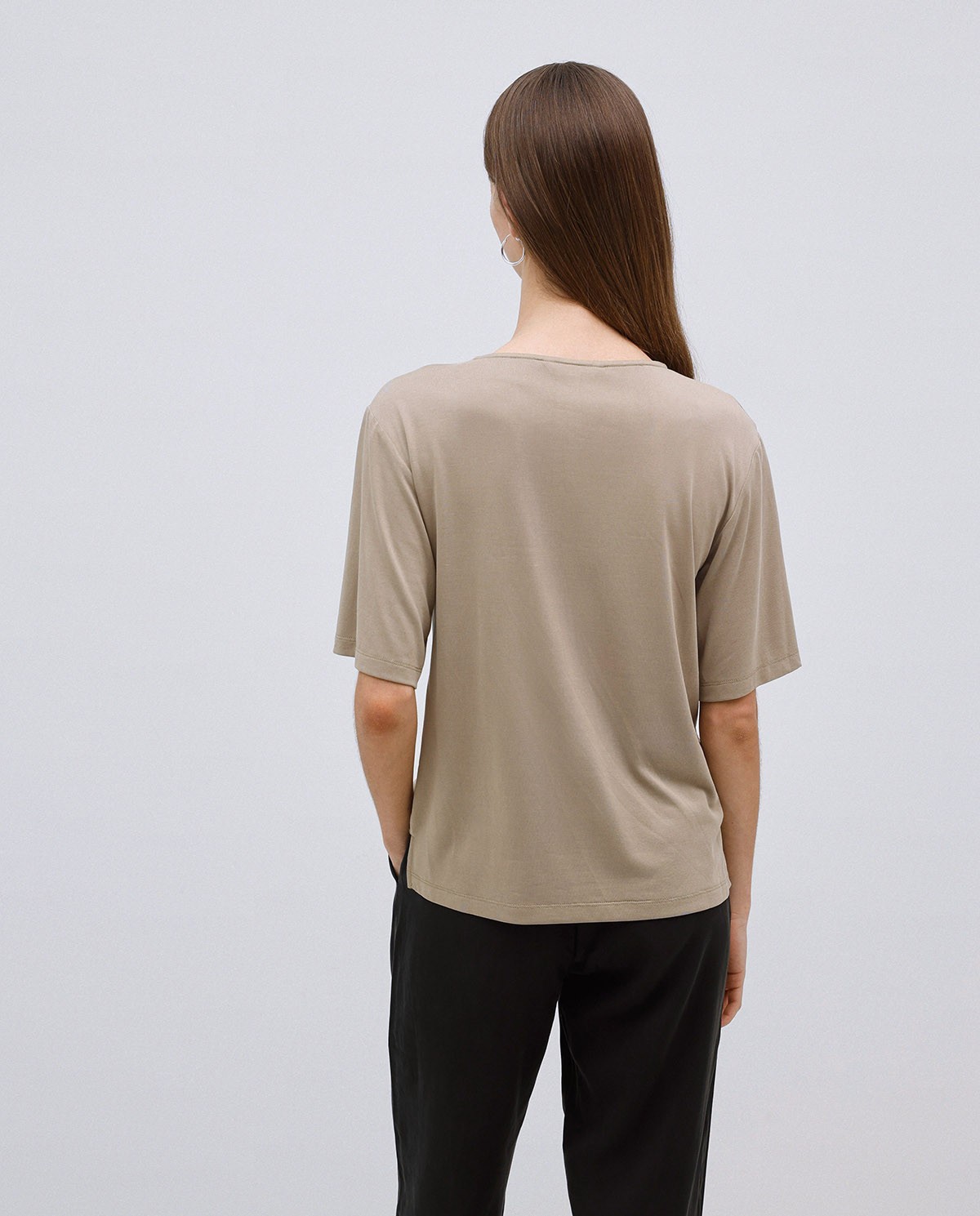 Camiseta holgada escote pico caqui 2