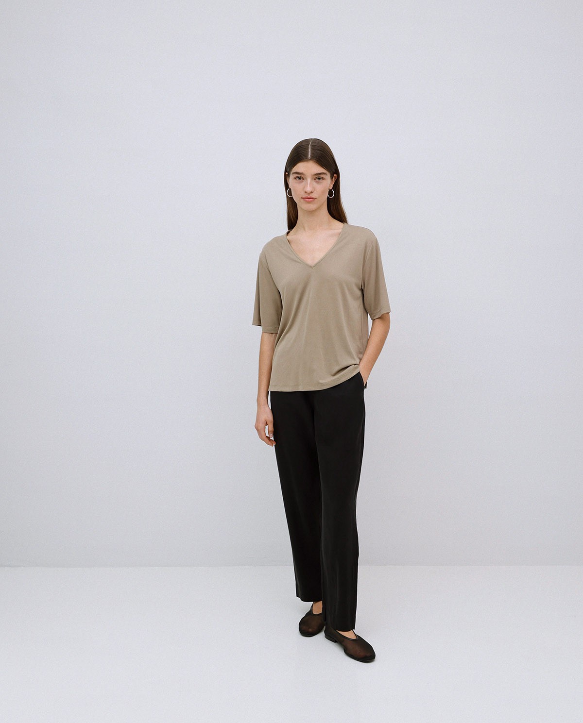 Camiseta holgada escote pico caqui 3