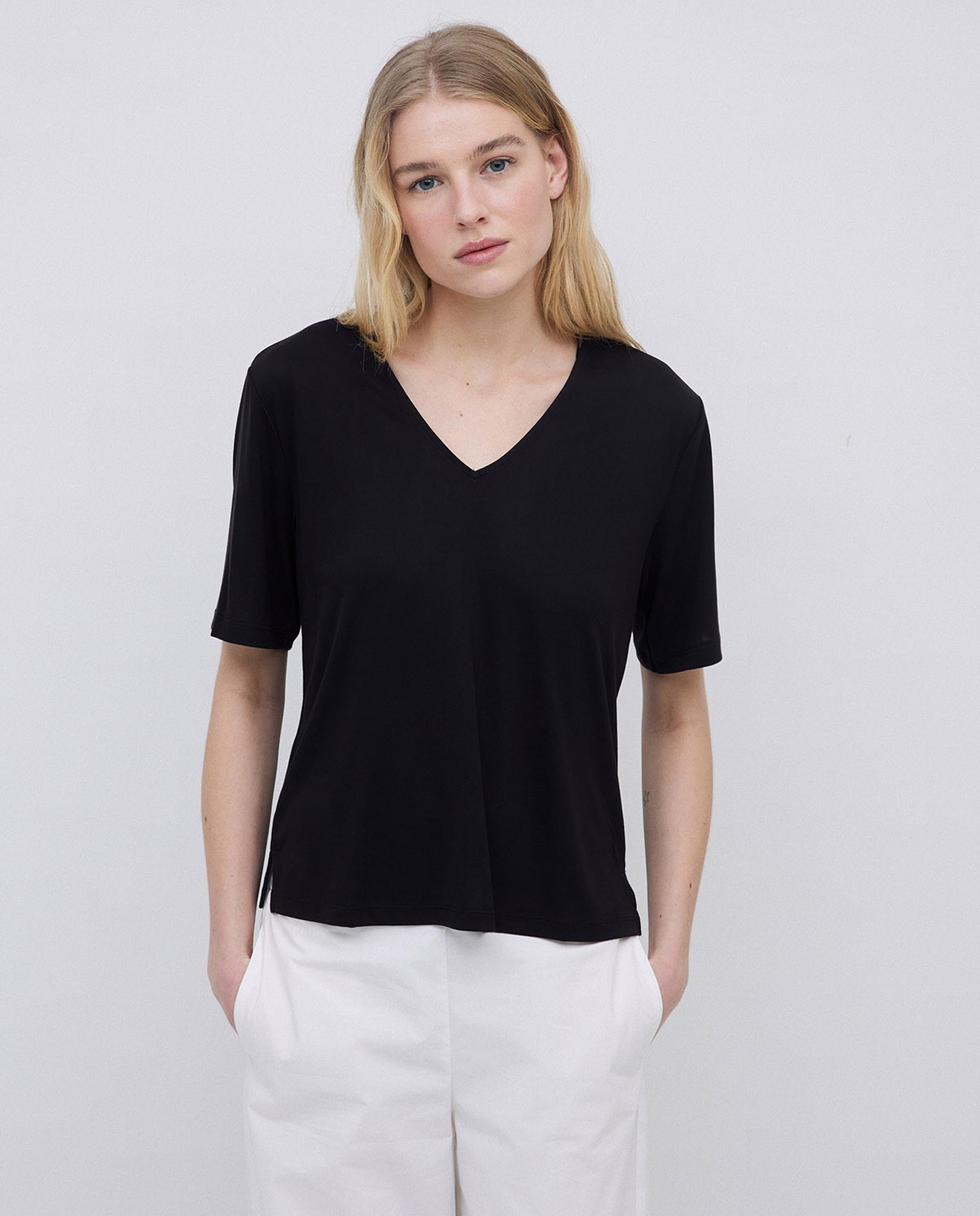 Camiseta holgada escote pico negro