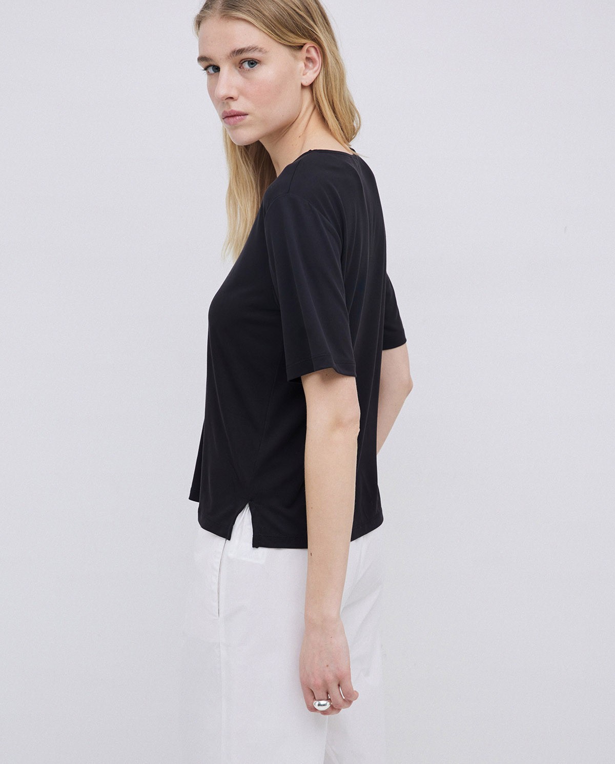 Camiseta holgada escote pico negro 1