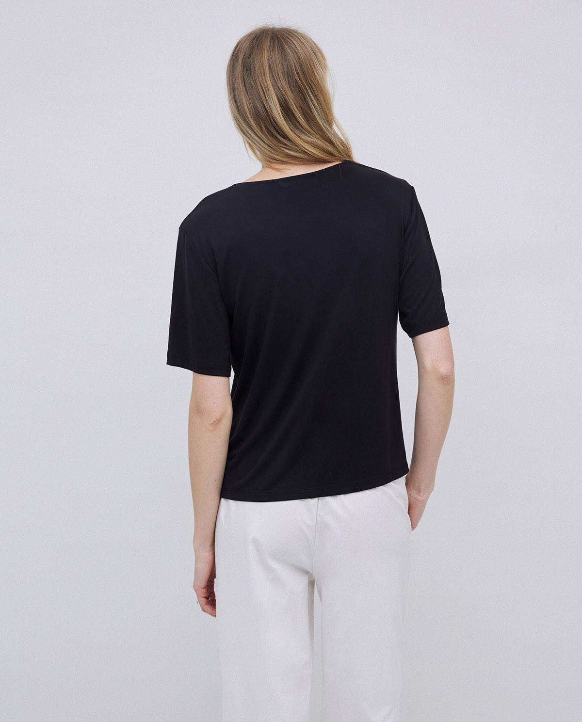 Camiseta holgada escote pico negro 2