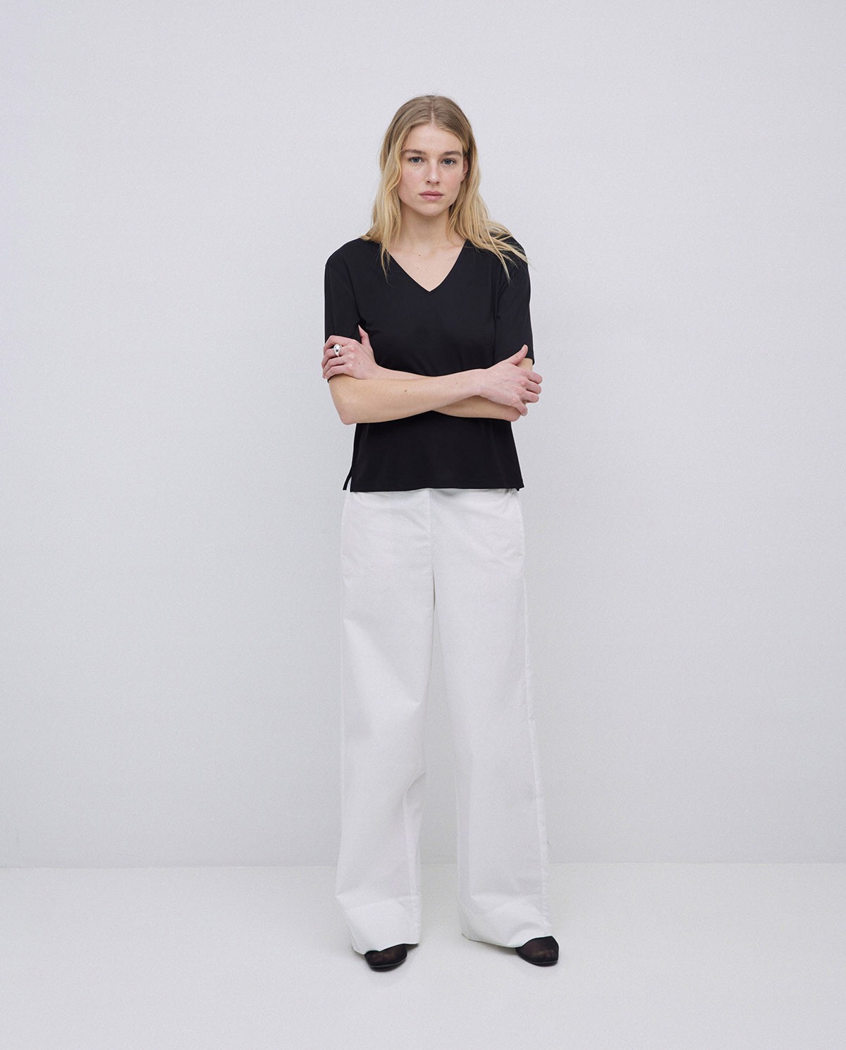 Camiseta holgada escote pico negro 3