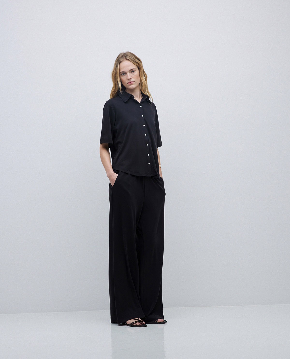Chemise fluide à manches courtes noire 2