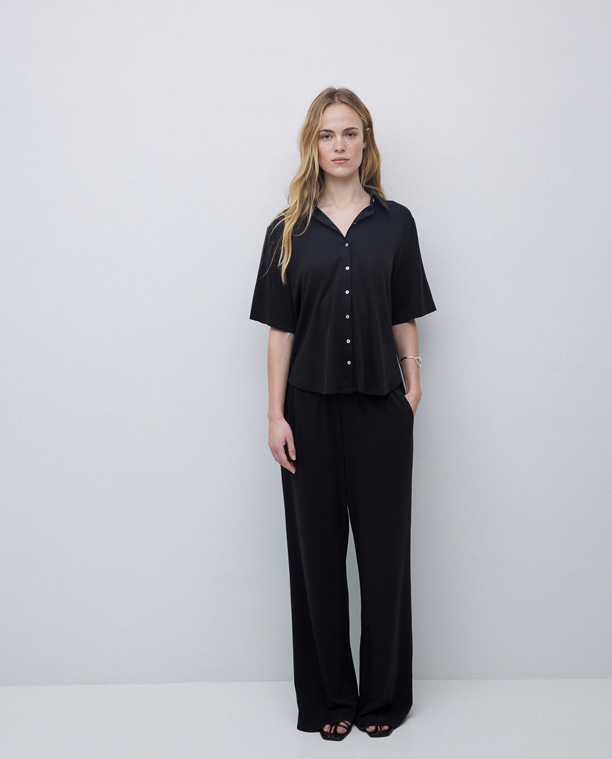 Chemise fluide à manches courtes noire 4