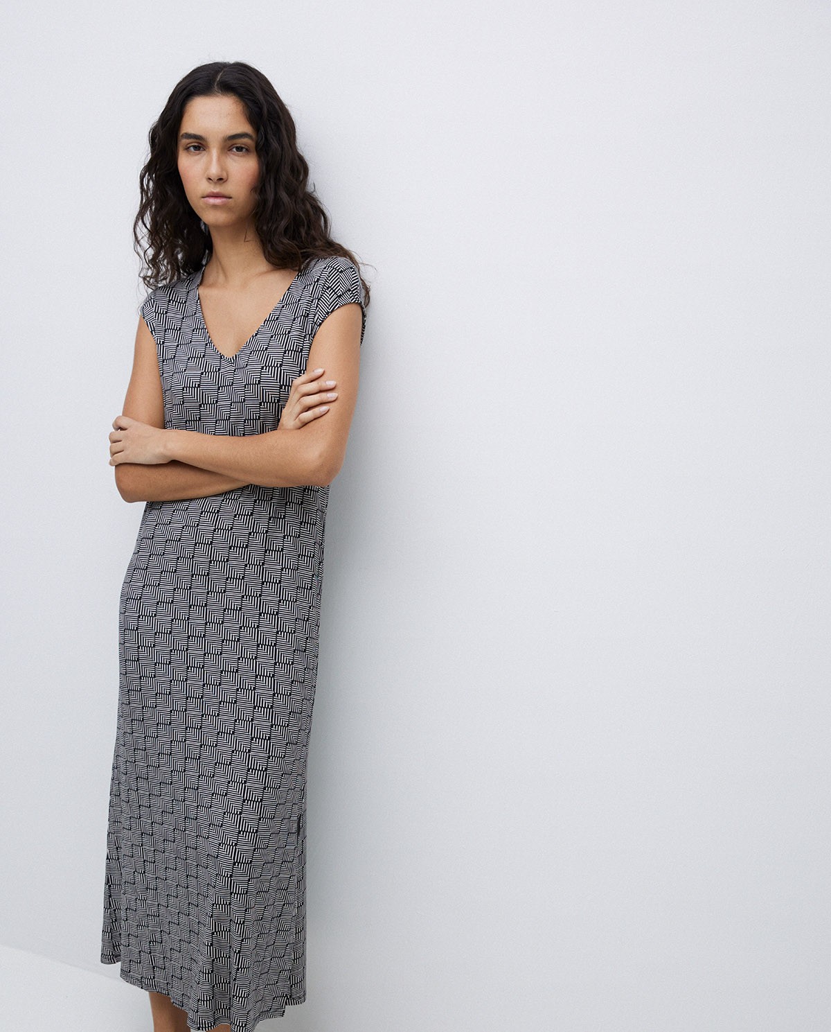 Vestido midi geométrico negro 1