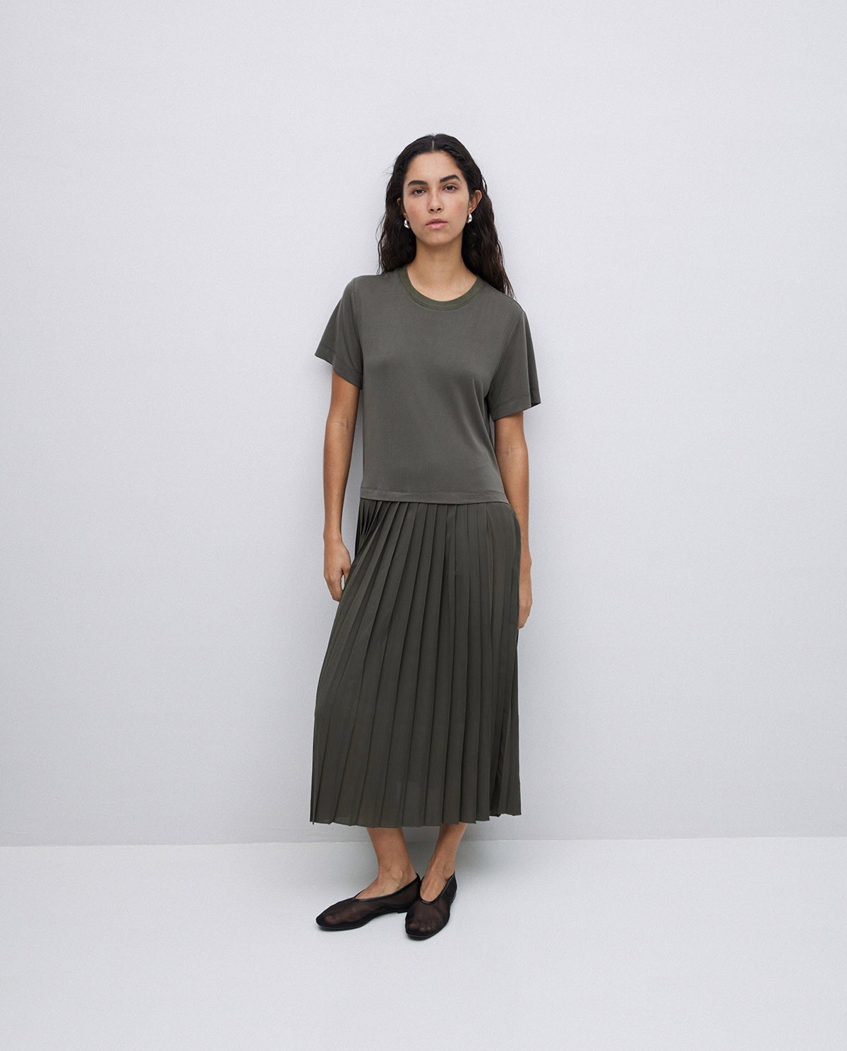 Vestido evasé falda plisada caqui 1
