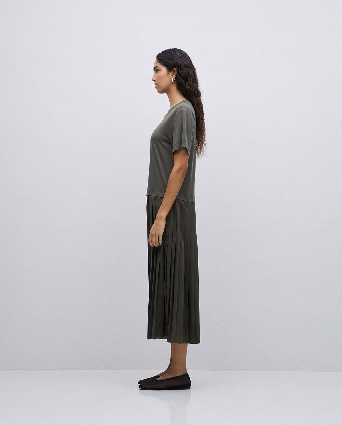 Vestido evasé falda plisada caqui 4