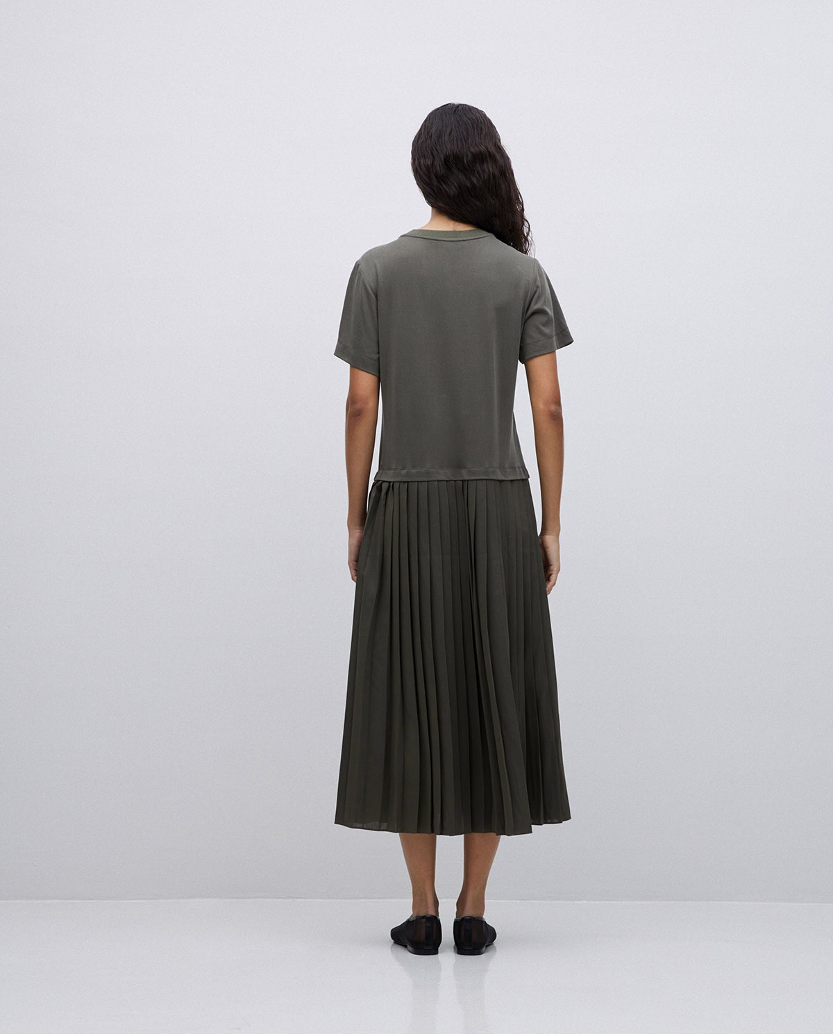 Vestido evasé falda plisada caqui 5