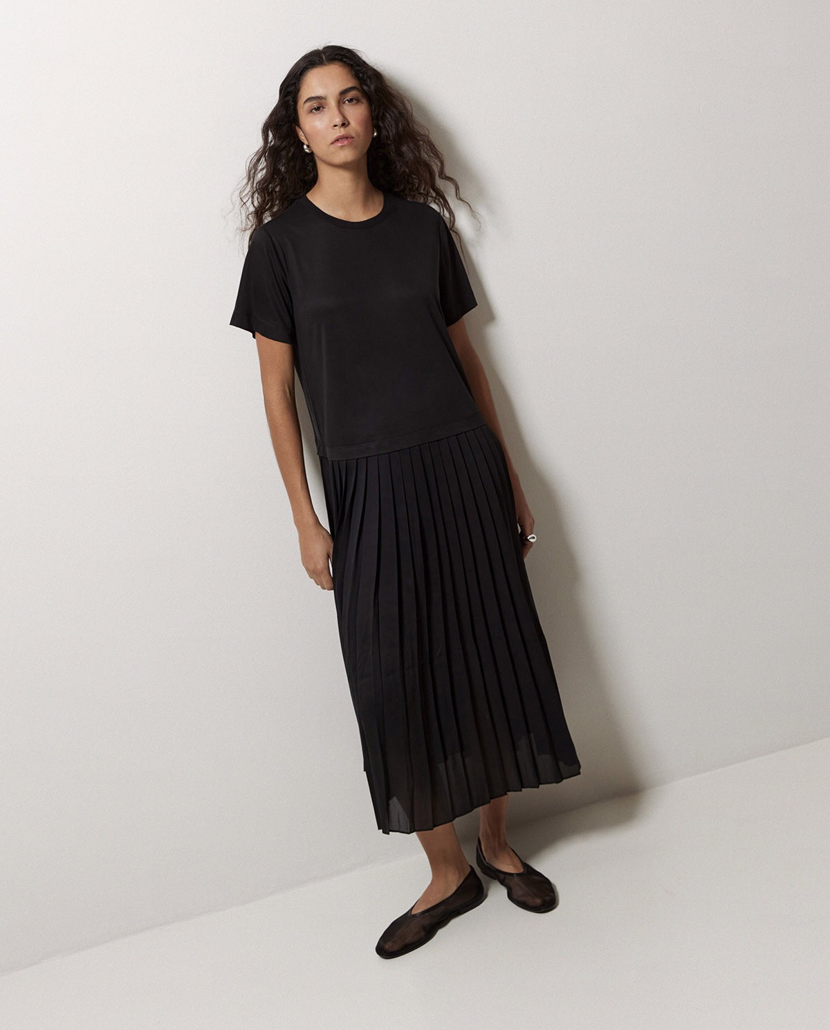 Vestido evasé falda plisada negro 2