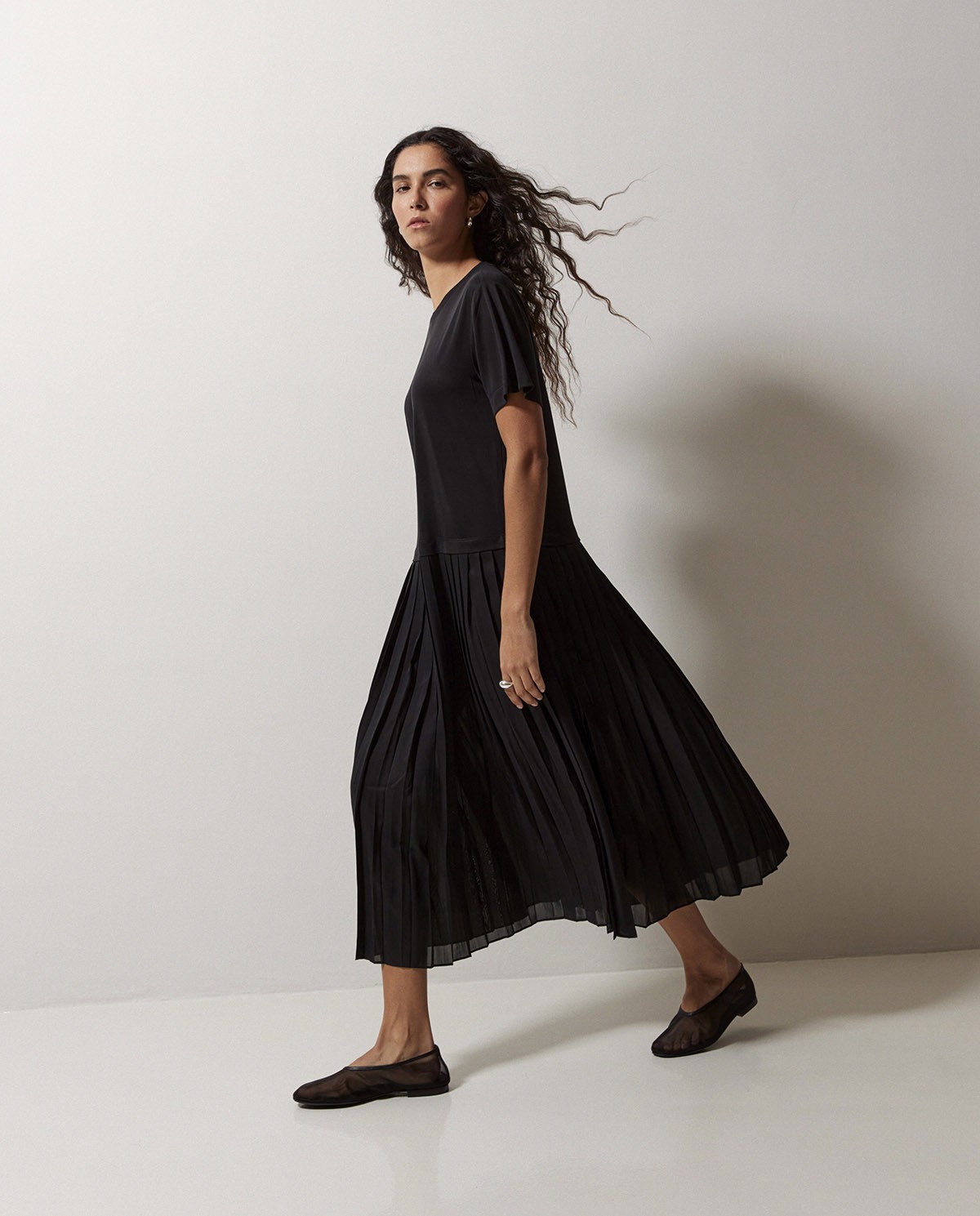 Vestido evasé falda plisada negro