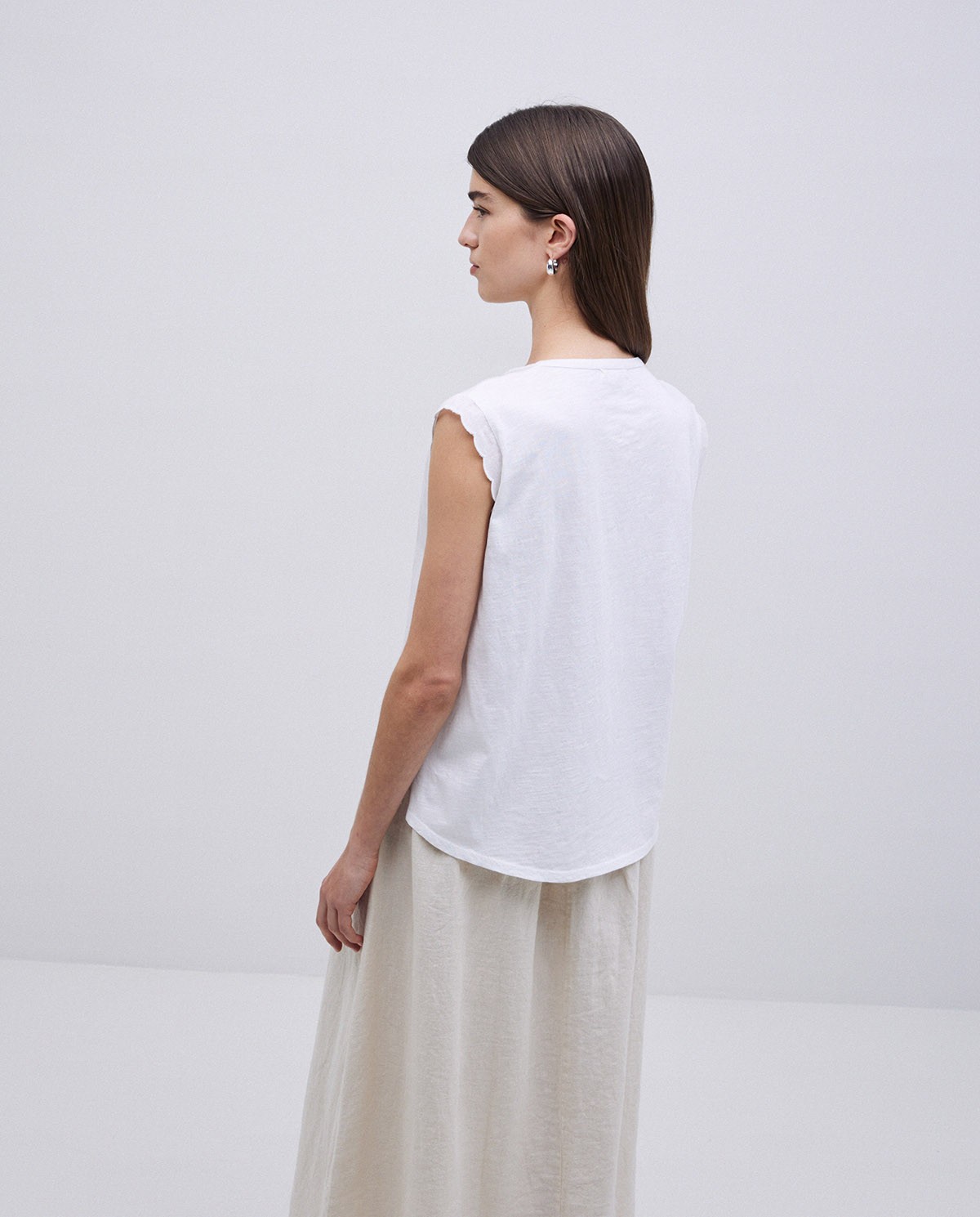 White two-material wave-trim blouse