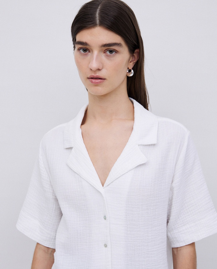 White two-material lapel-collar shirt