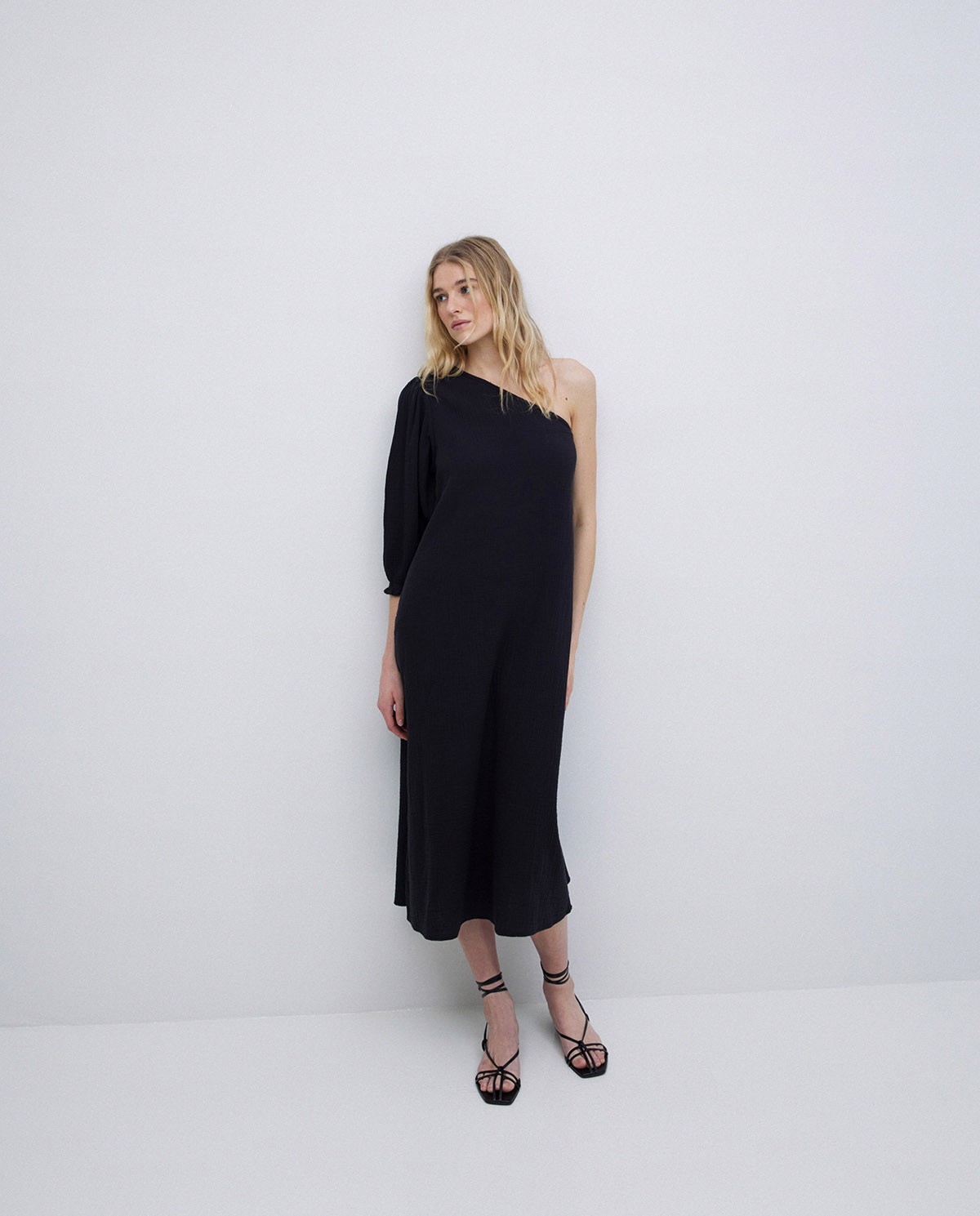 Vestido asimétrico doble gasa negro