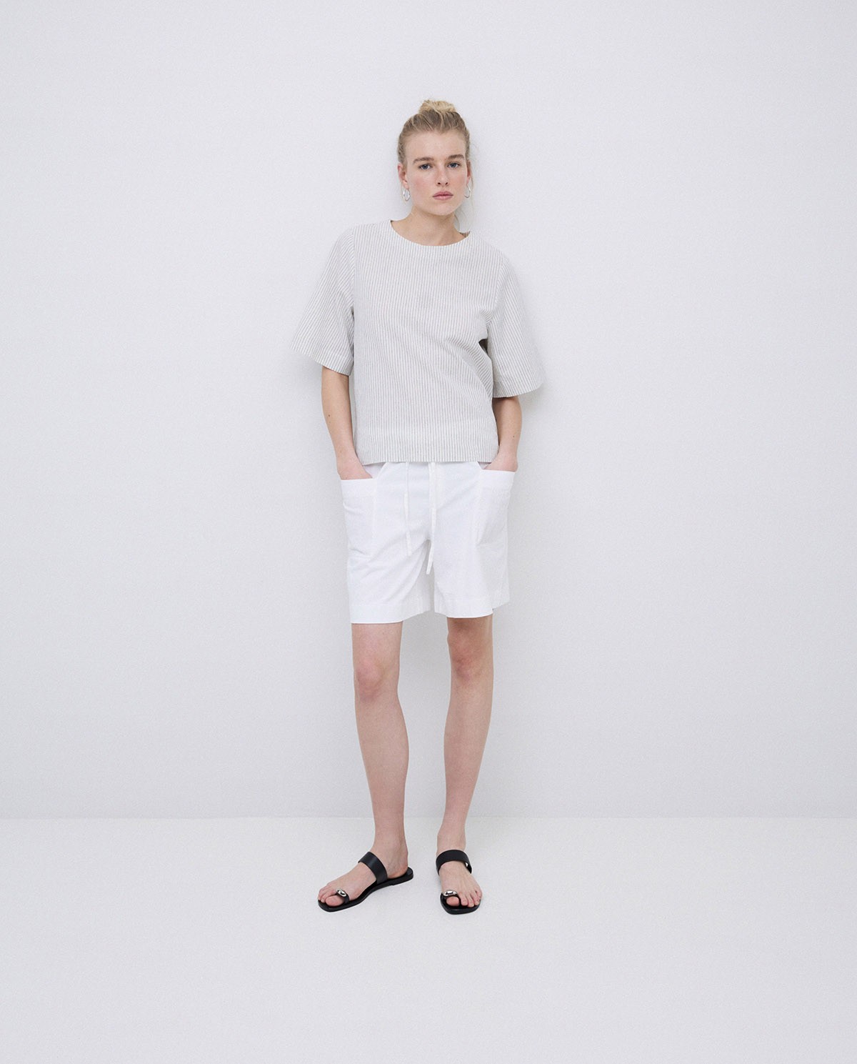 Shorts bolsillos plastrón blanco