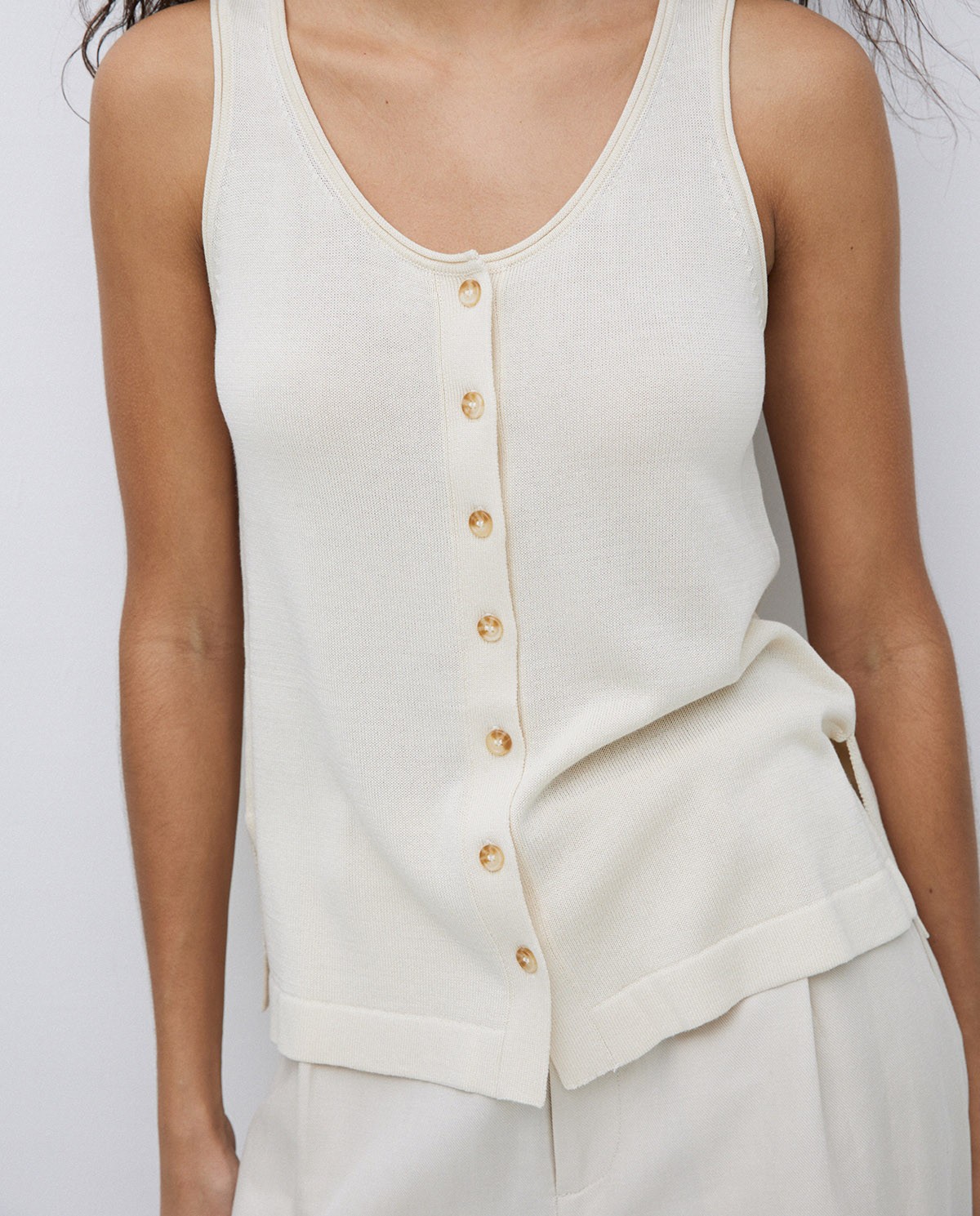 Top botones escote redondo beige 2