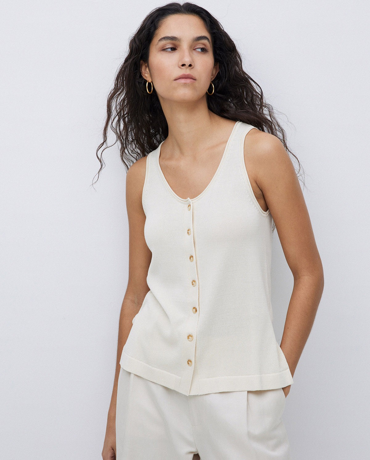 Top botones escote redondo beige 3