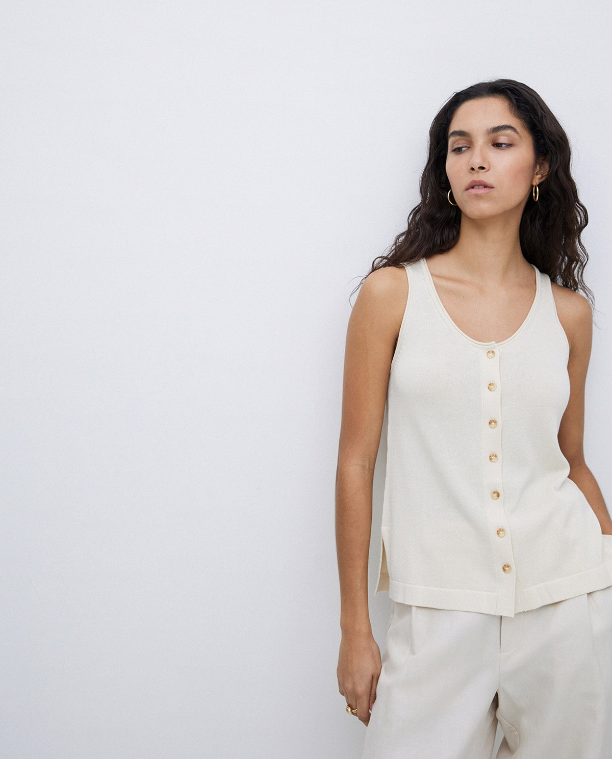 Top botones escote redondo beige 1