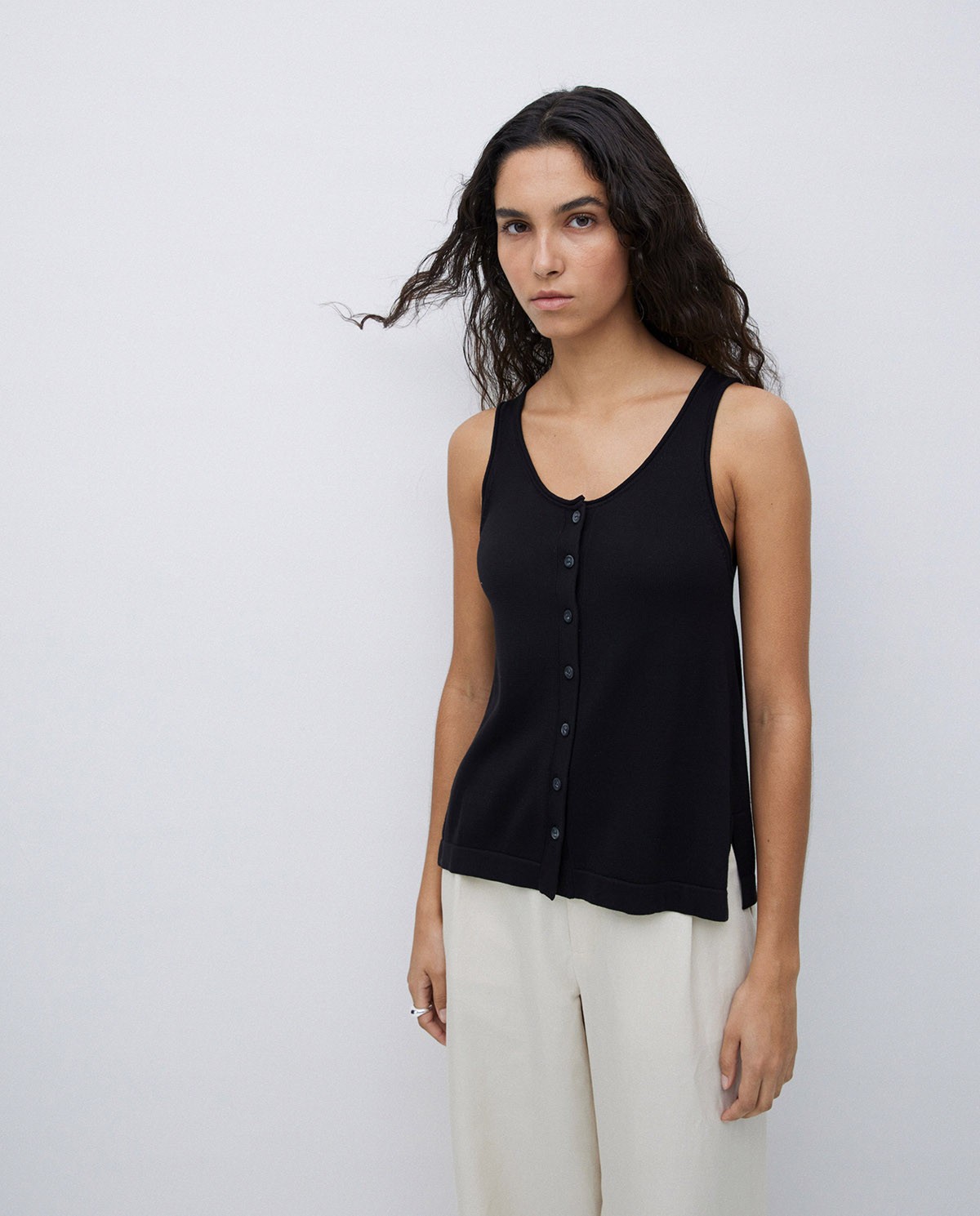 Black round-neck buttoned top 1