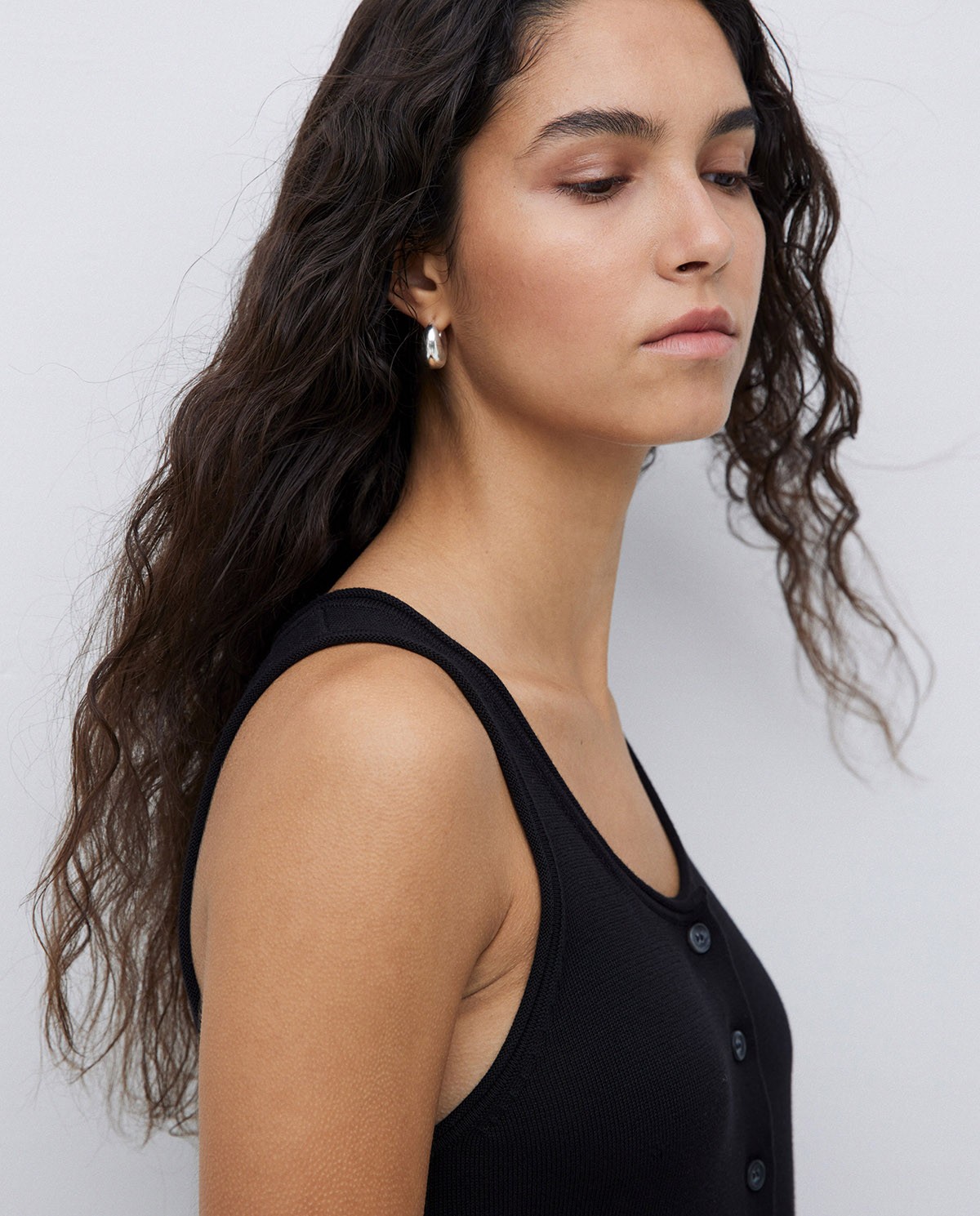 Black round-neck buttoned top 3