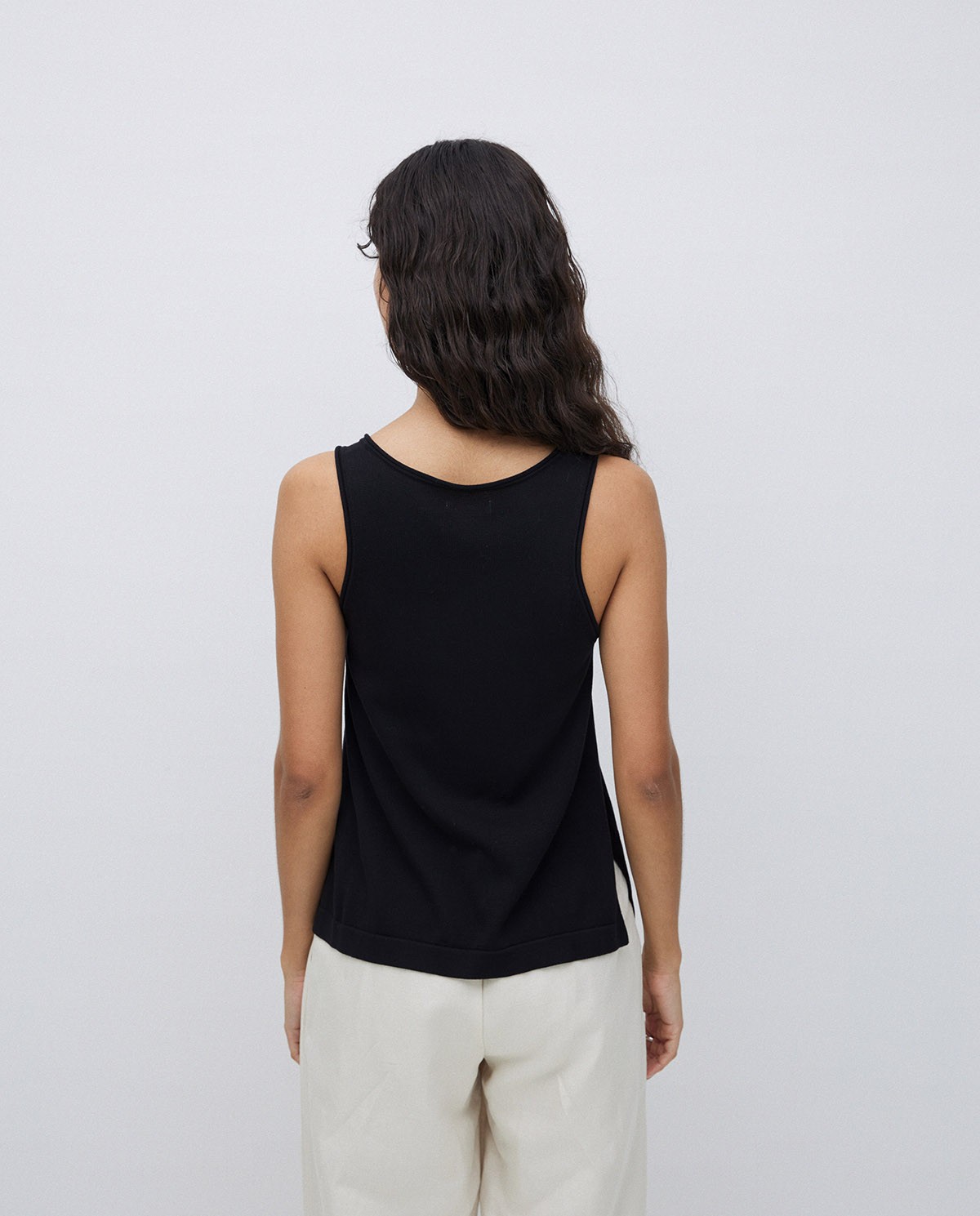 Black round-neck buttoned top 4