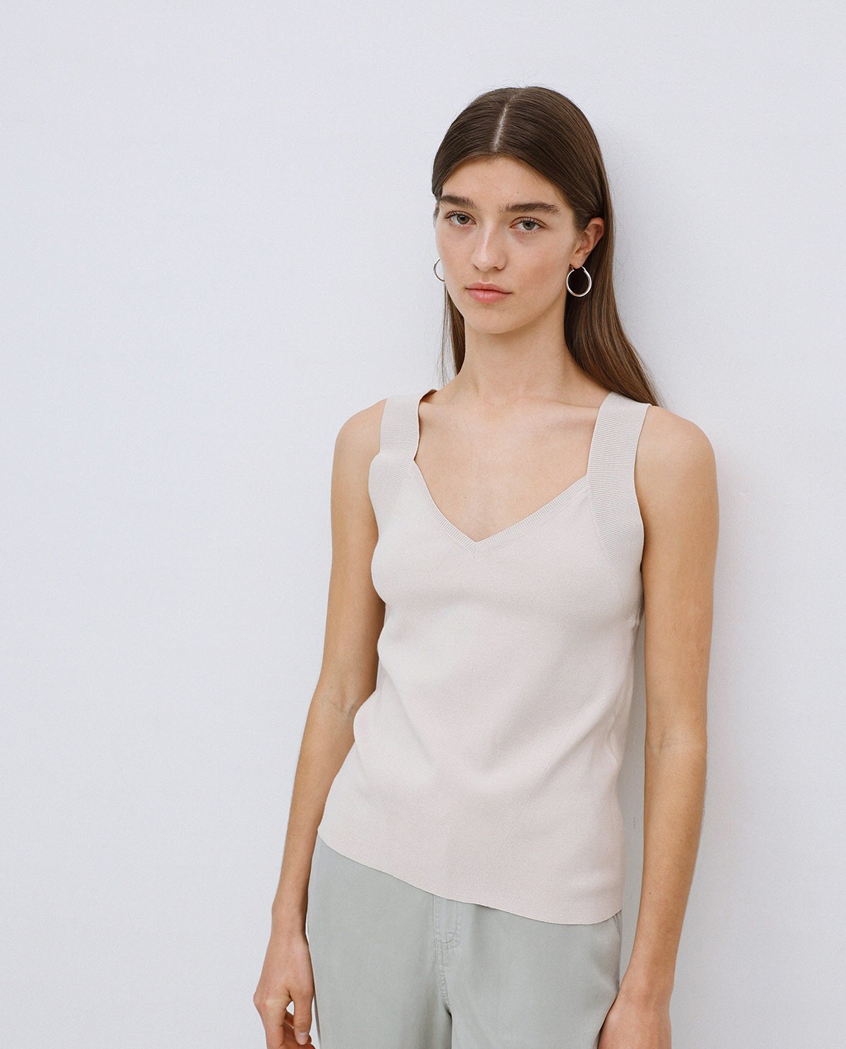 Top escote pico tirantes anchos beige