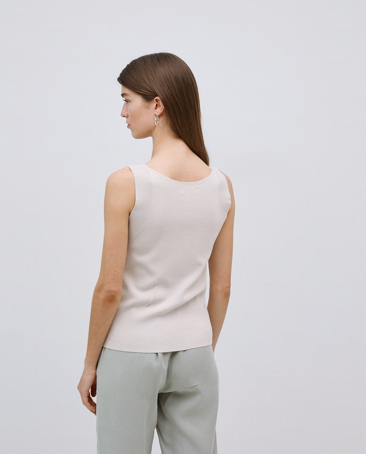 Top escote pico tirantes anchos beige 4