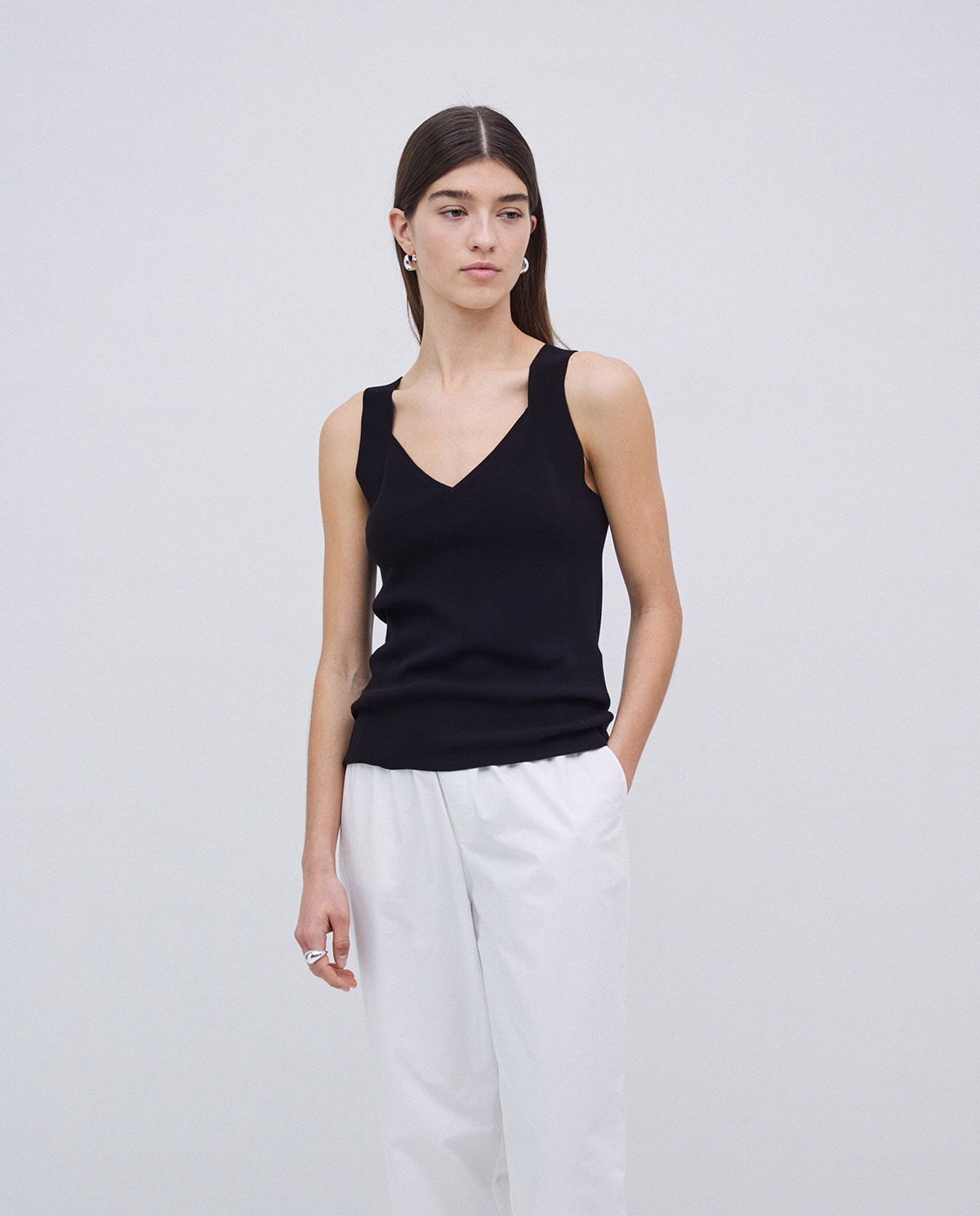 Top escote pico tirantes anchos negro 2