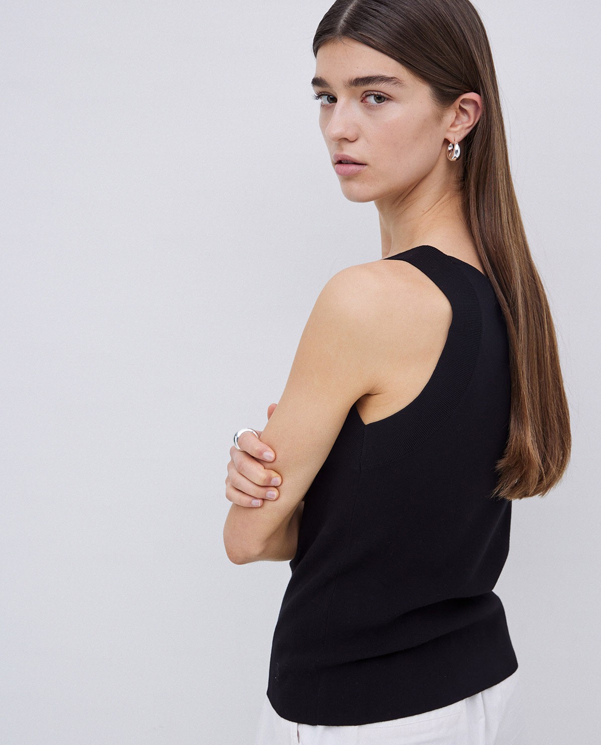 Top escote pico tirantes anchos negro