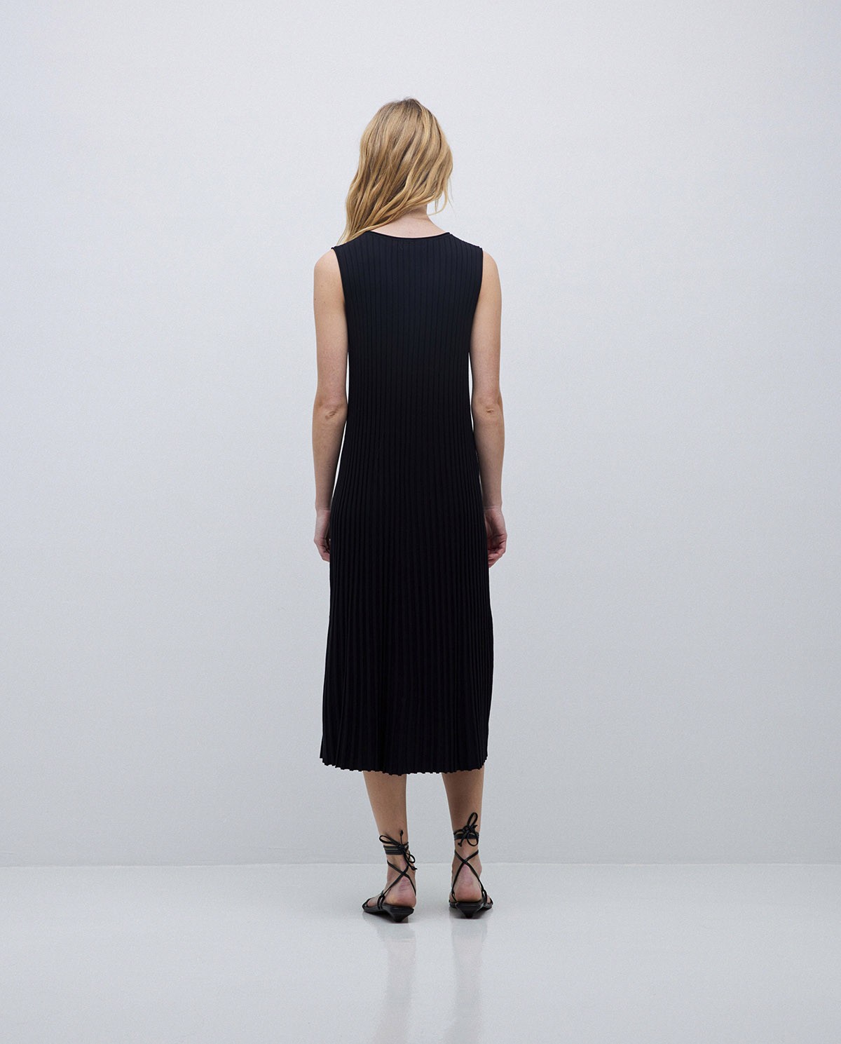 Vestido largo tirantes evasé negro 4