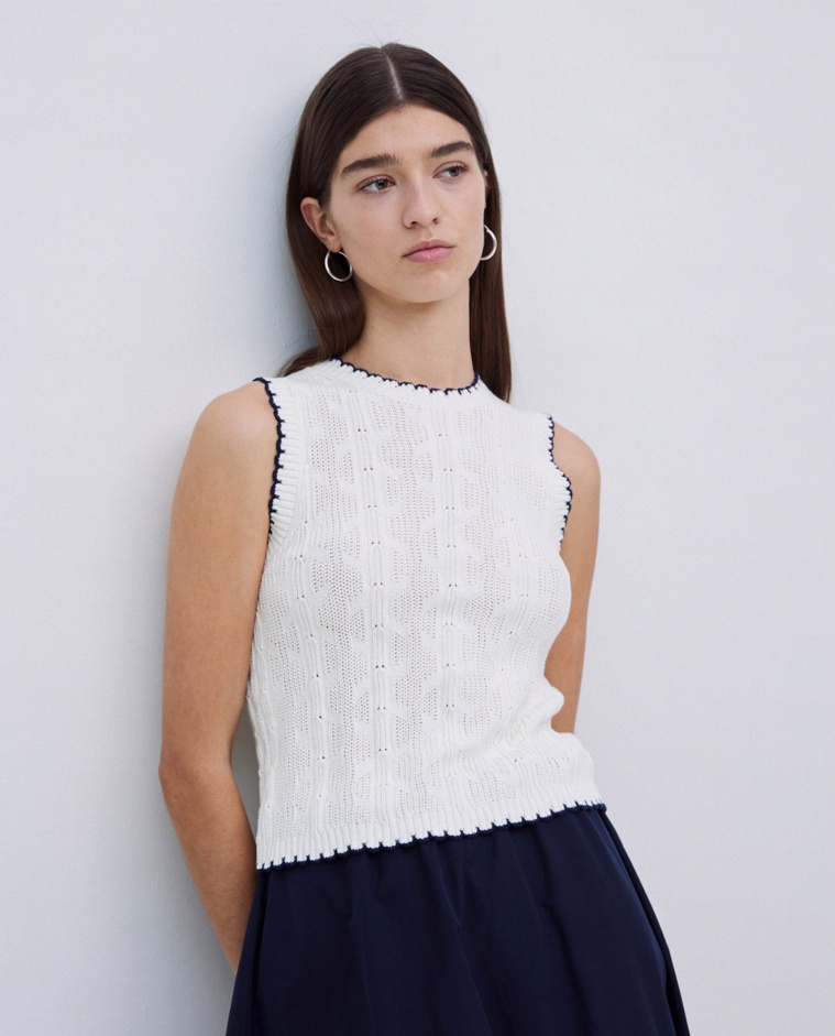 Top detalles contraste blanco roto