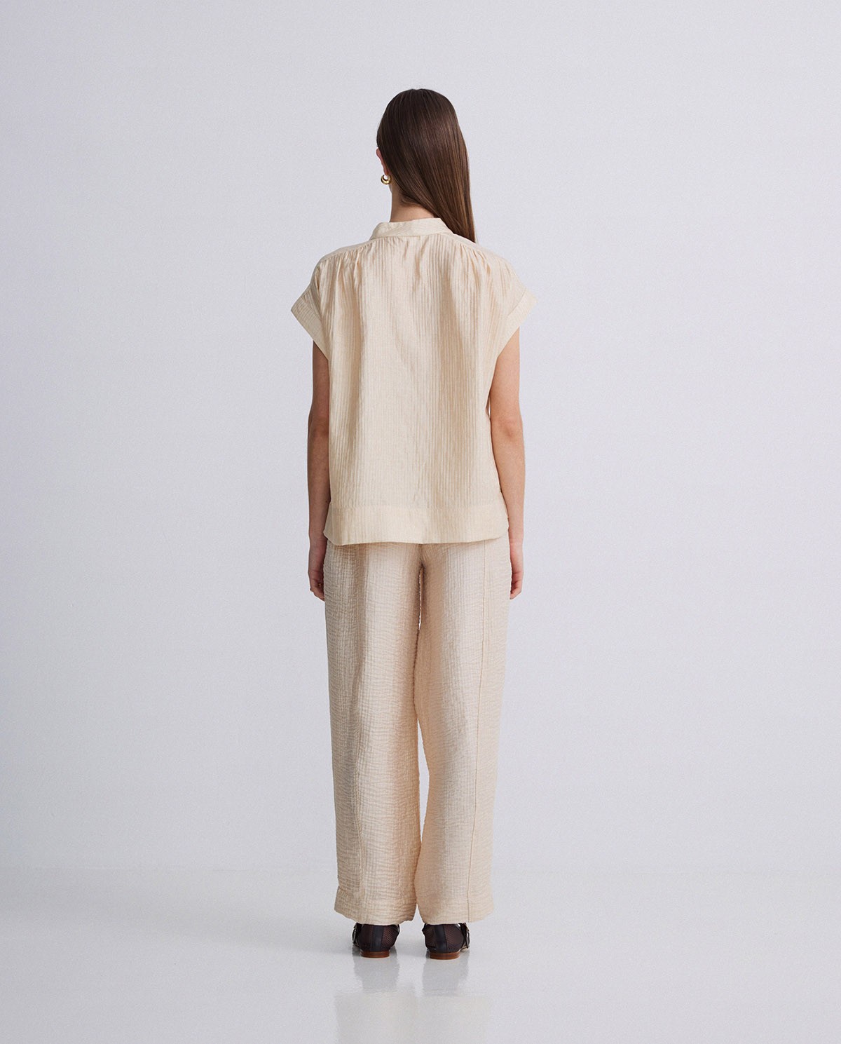Blusa ondulaciones cuello pico vainilla