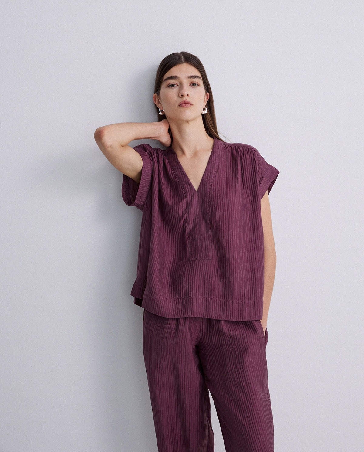 Blusa ondulaciones cuello pico berenjena 1