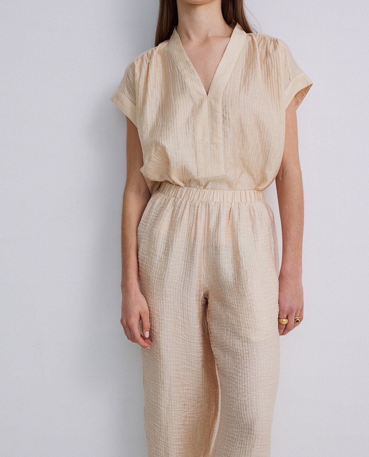 Pantalones wide leg ondulaciones vainilla