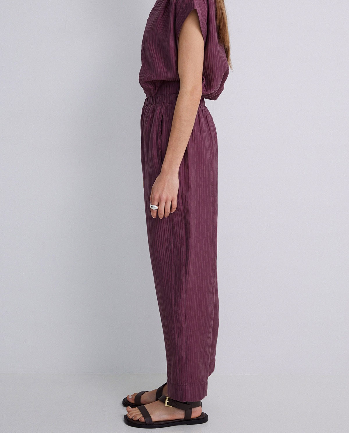 Pantalones wide leg ondulaciones berenjena