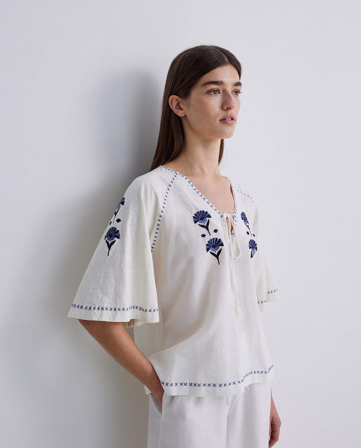 Blusa lino y algodón bordados florales crudo