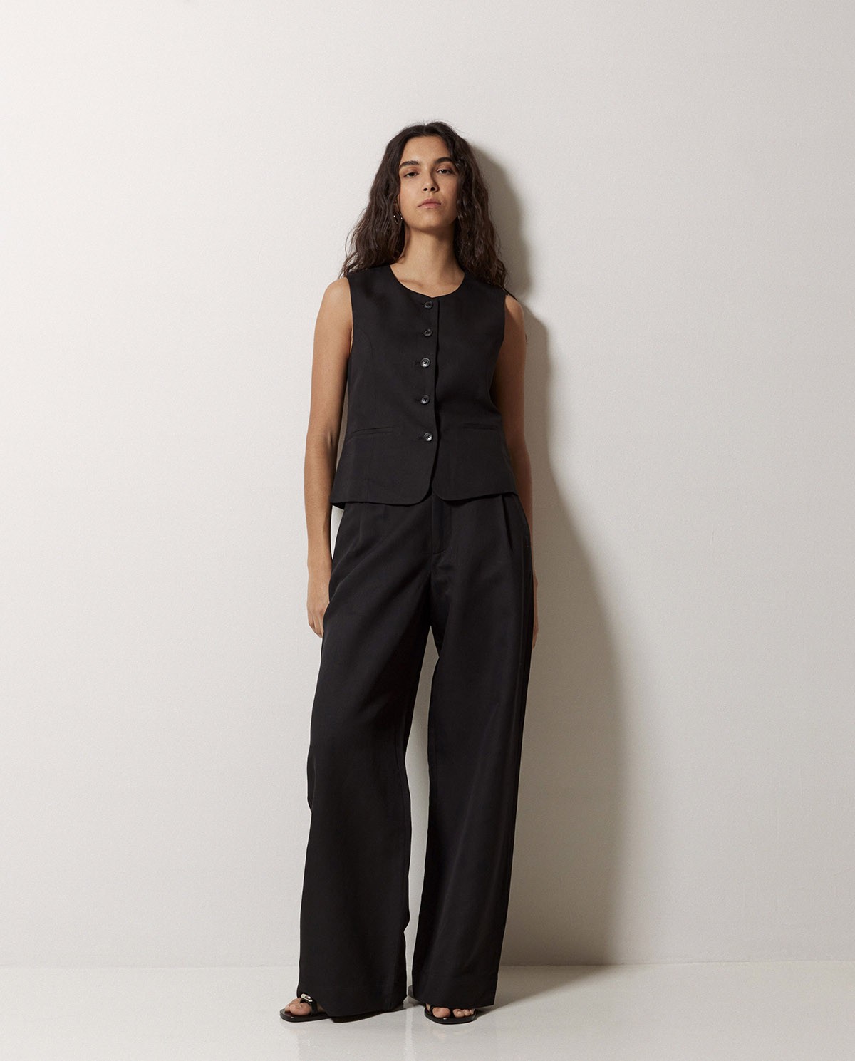 Pantalones wide leg pinzas negro