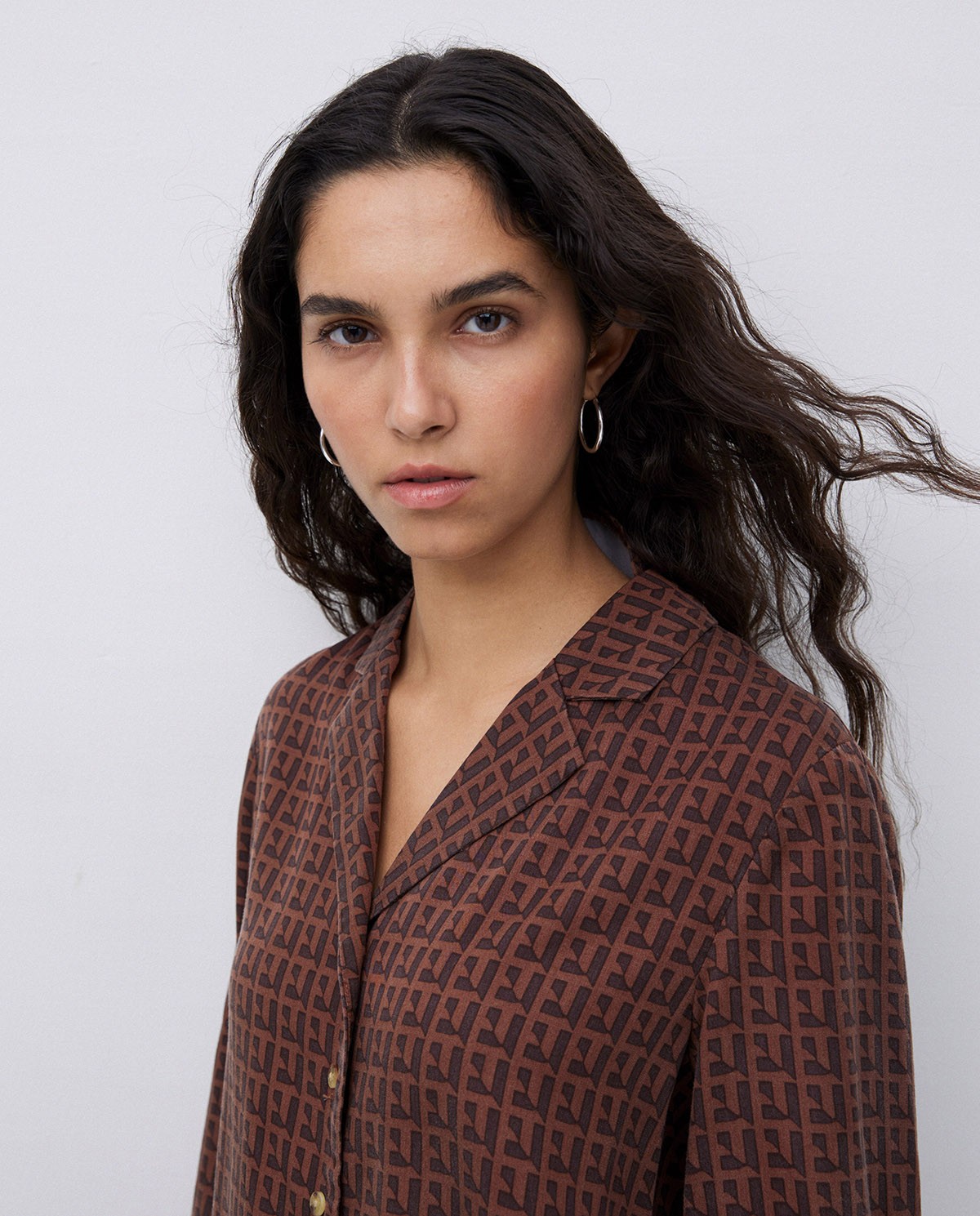 Camisa tencel cuello solapa chocolate 1