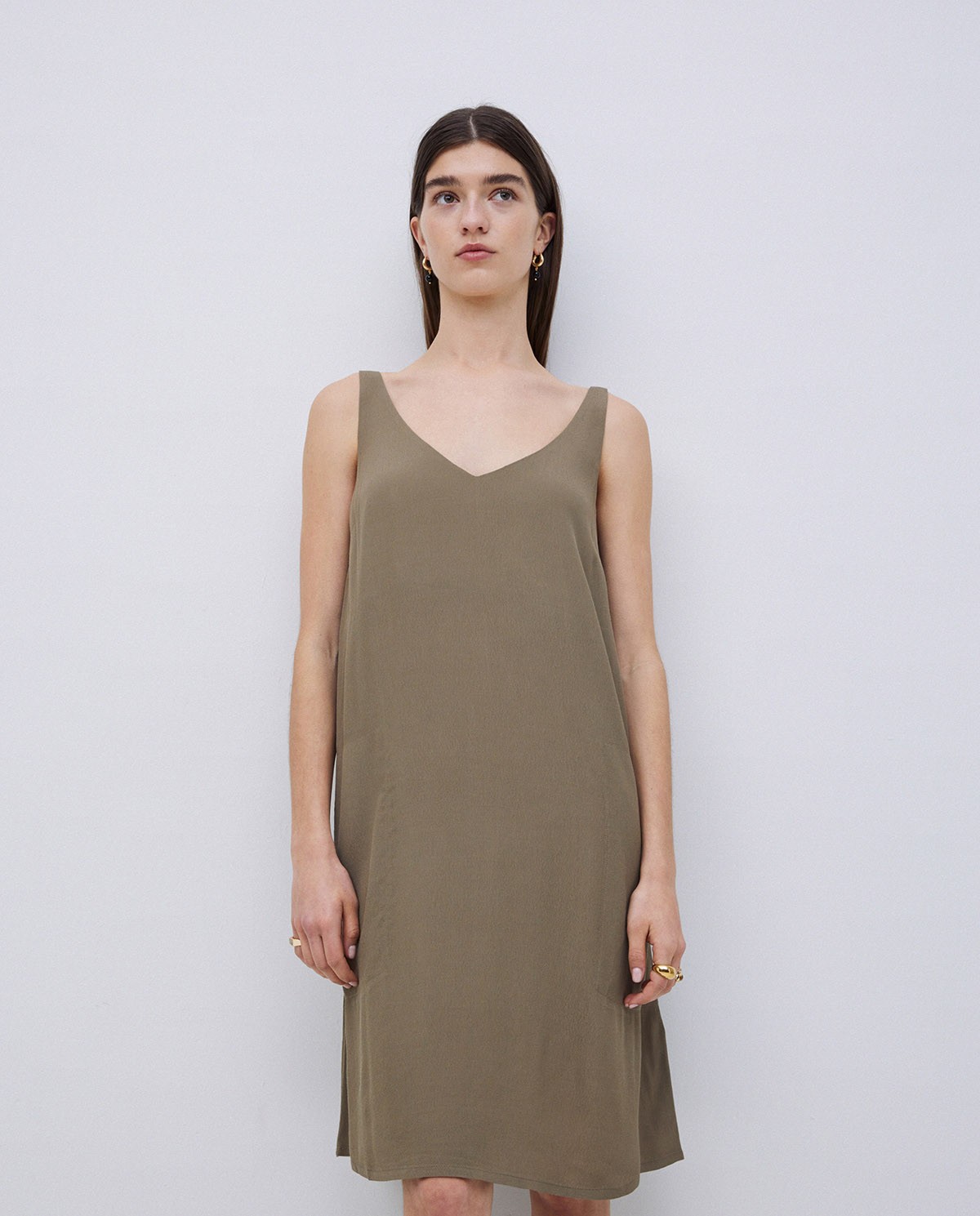 Vestido corto escote pico caqui