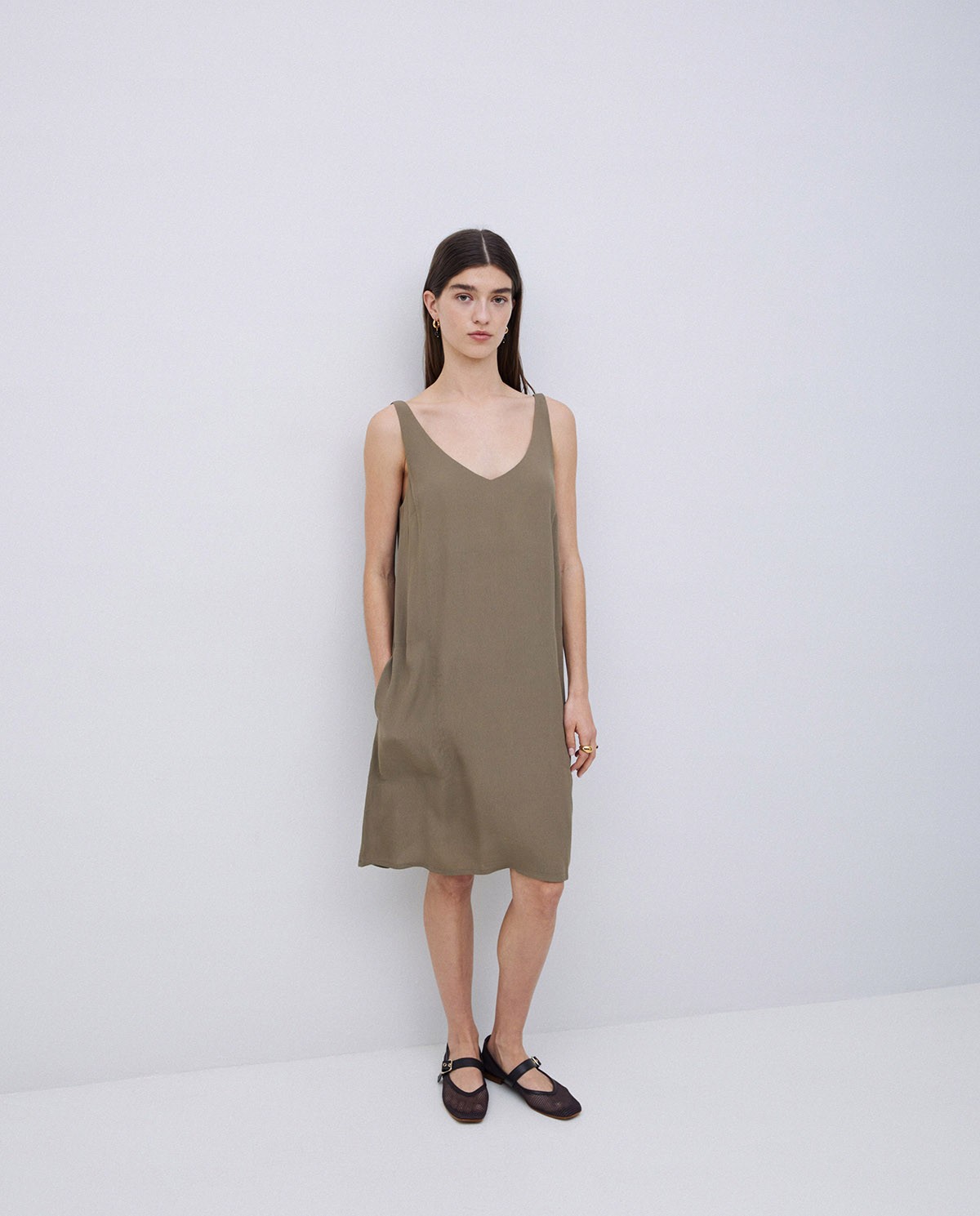 Vestido corto escote pico caqui 2