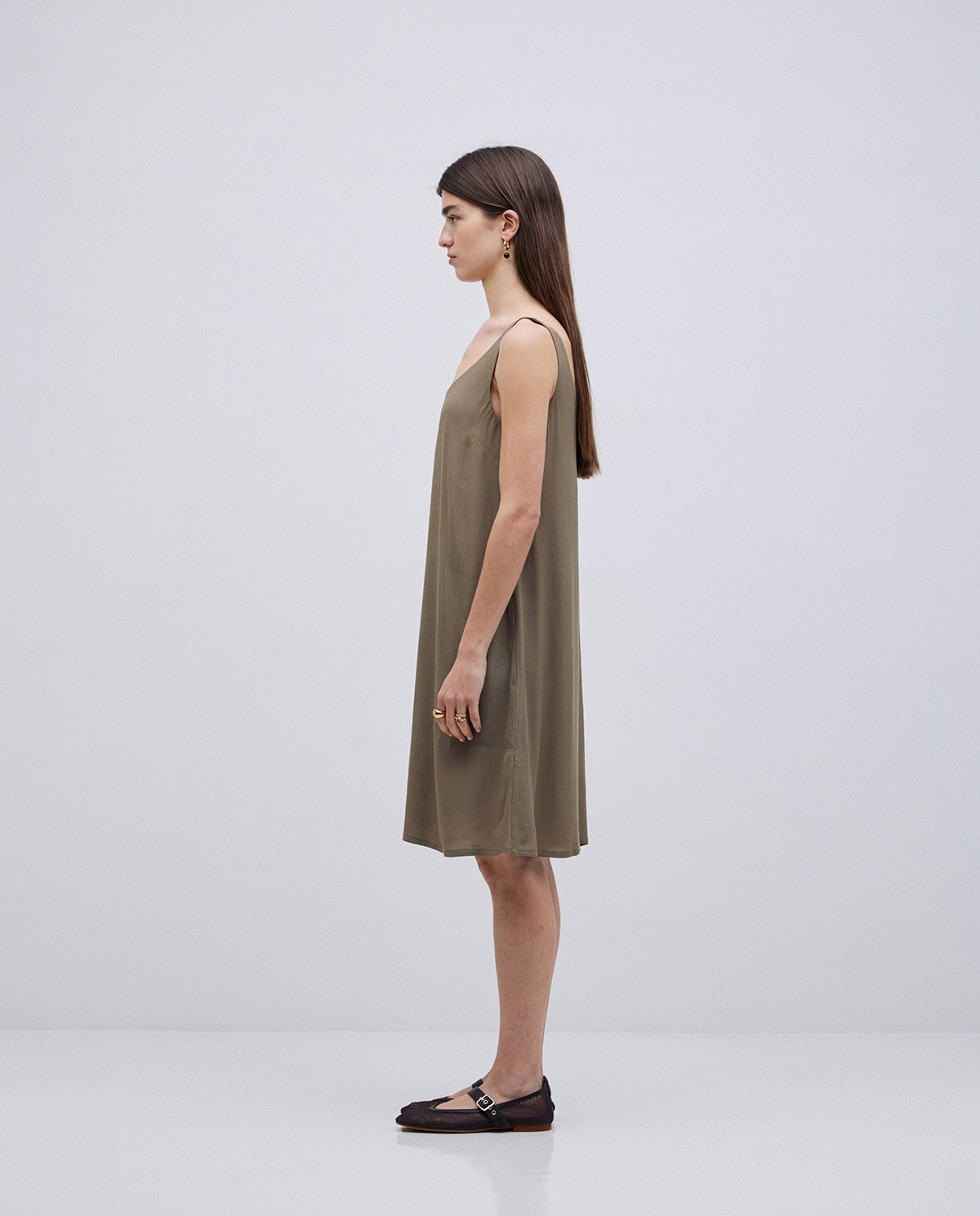 Vestido corto escote pico caqui 4