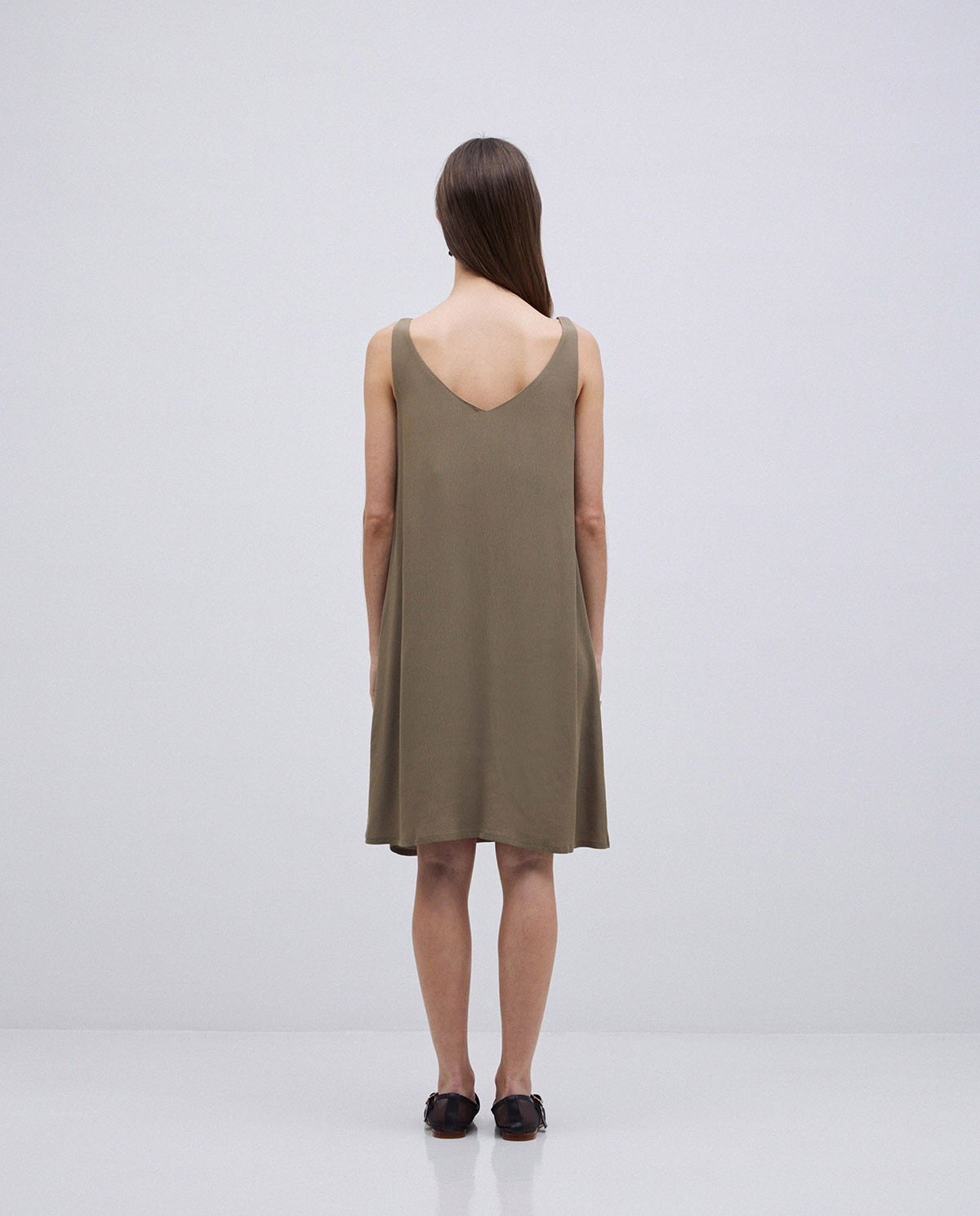 Vestido corto escote pico caqui 5