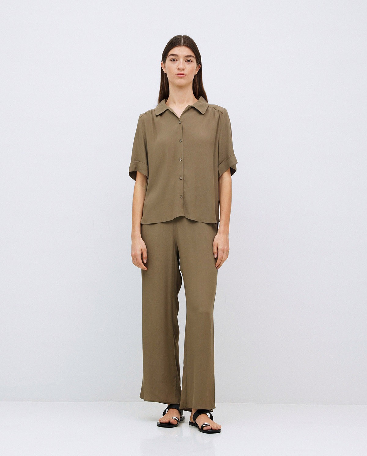 Pantalones cropped caqui