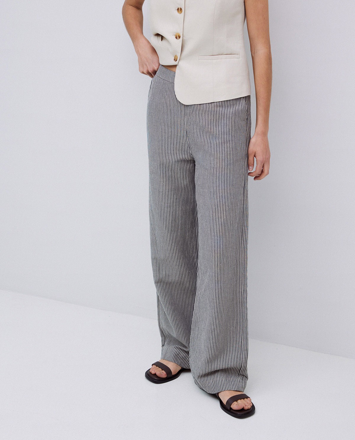Pantalon coupe droite à rayures grisâtre 3