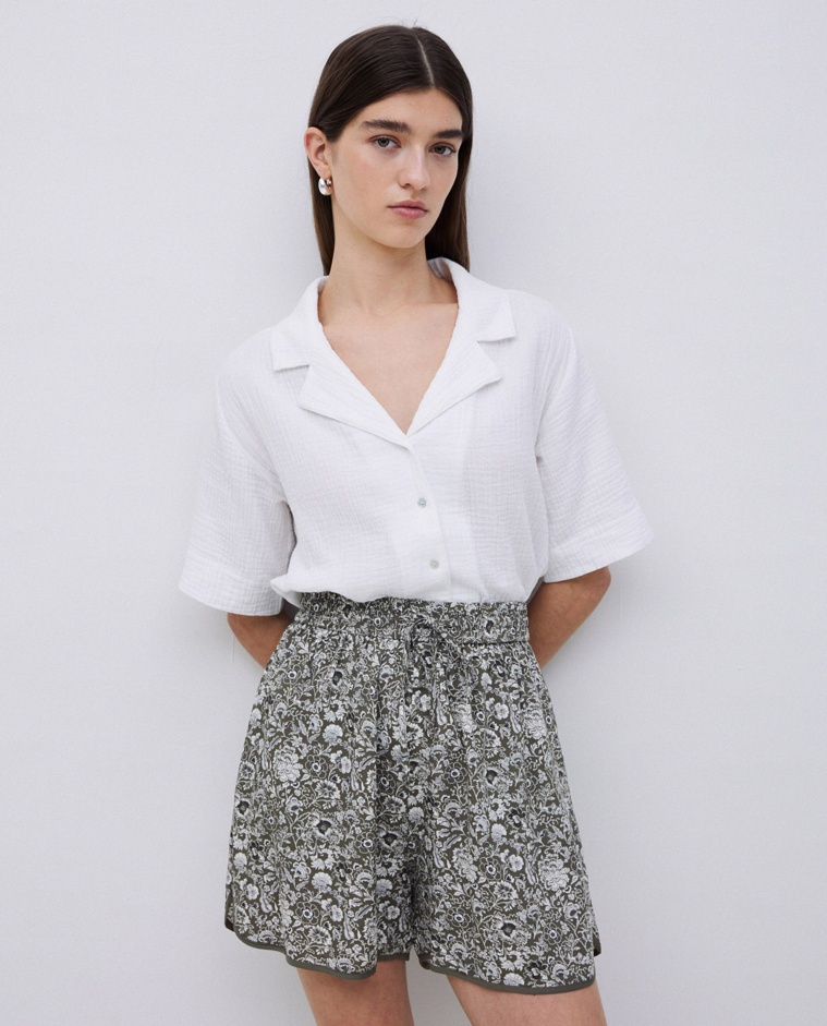Shorts fluidos floral caqui