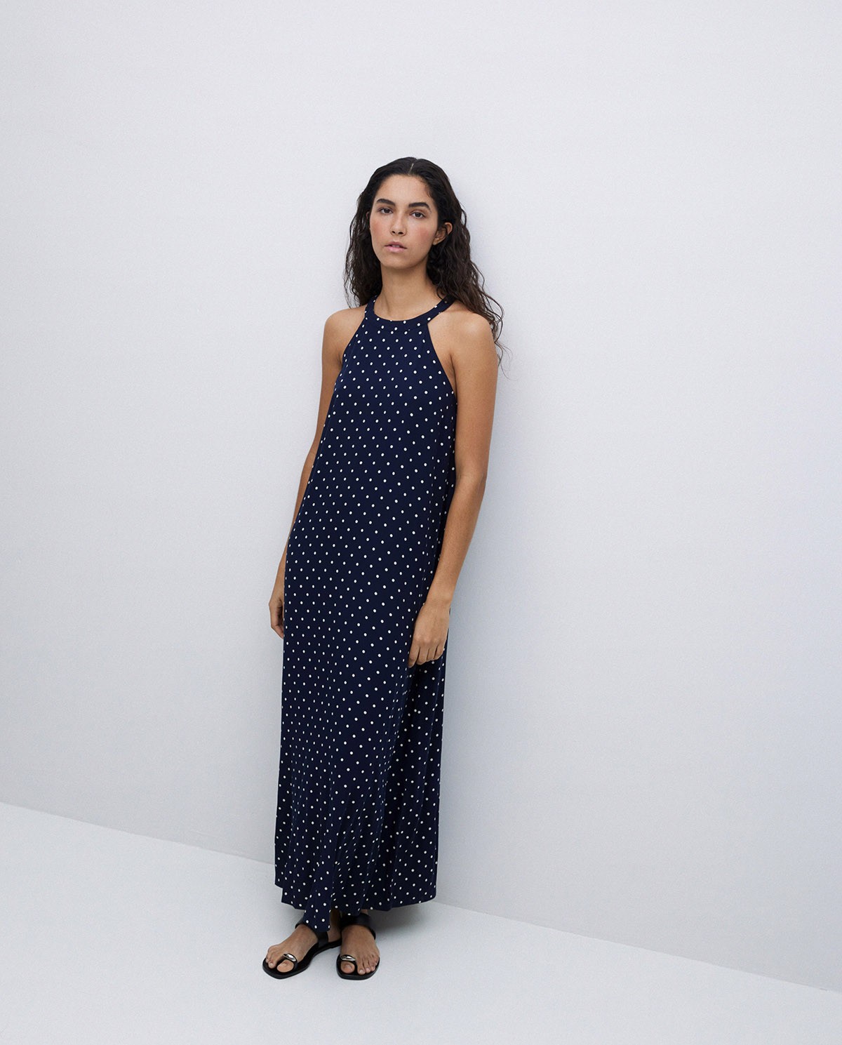 Vestido largo cuello halter lunares azul oscuro