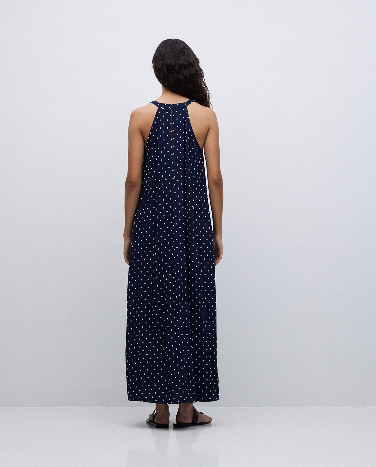 Vestido largo cuello halter lunares azul oscuro 3