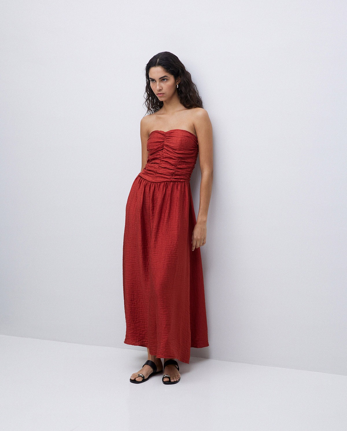 Vestido largo drapeado terracota 3