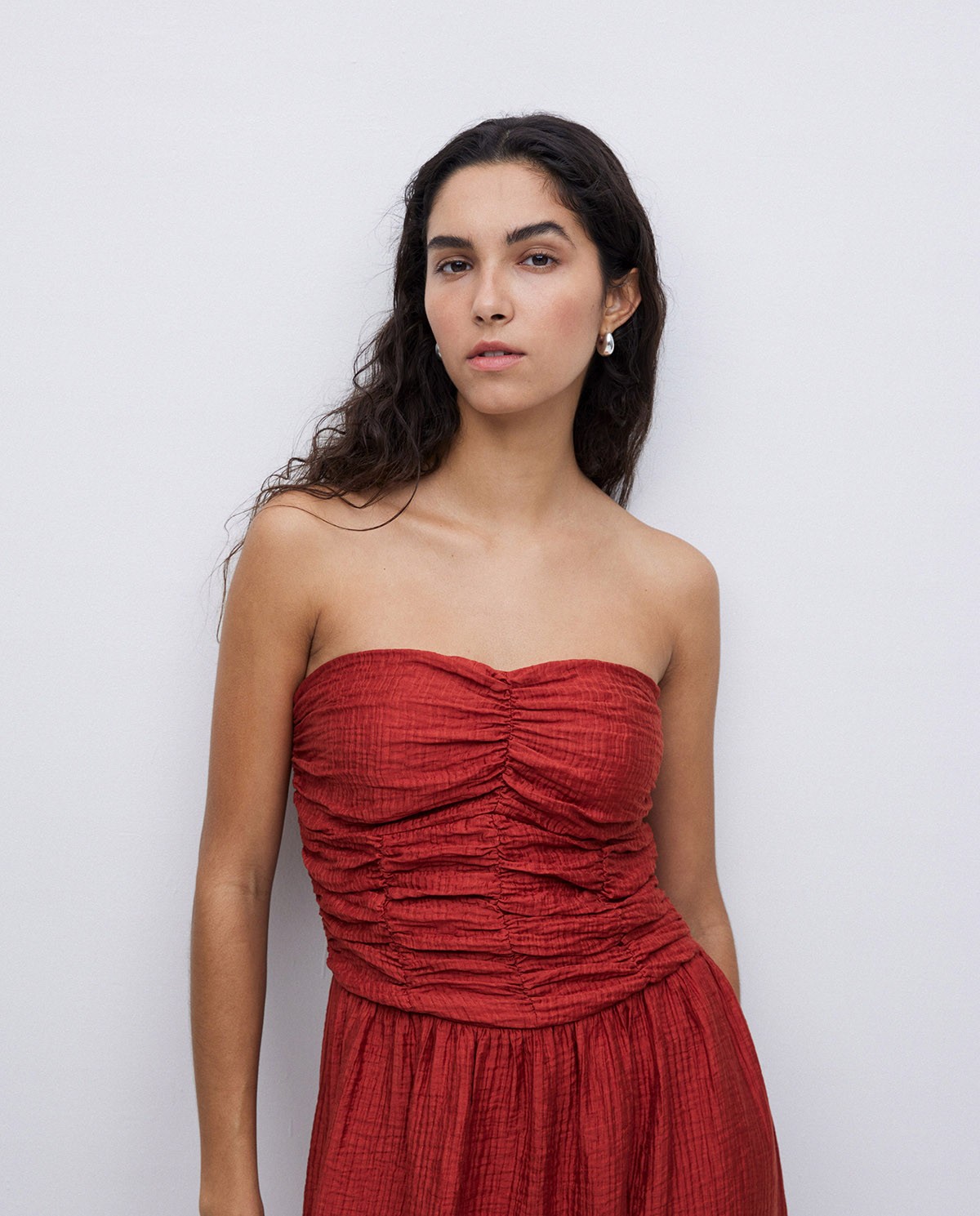 Vestido largo drapeado terracota 2