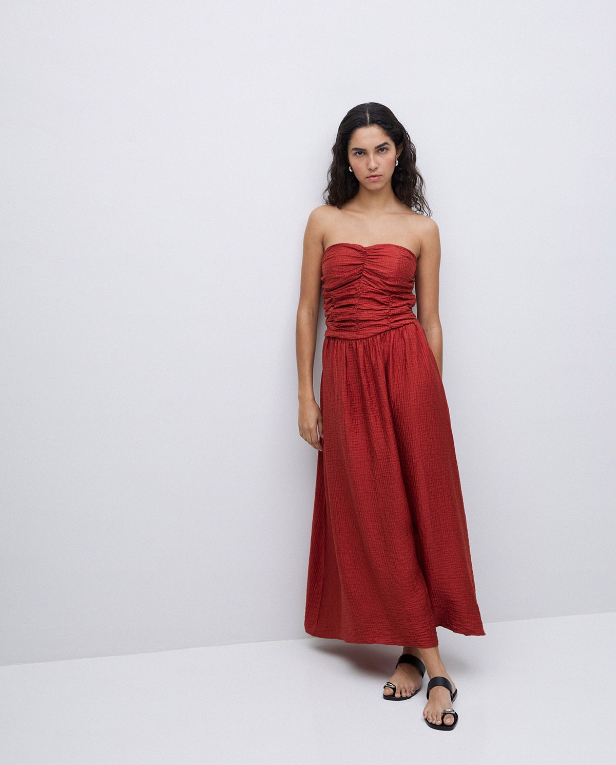 Vestido largo drapeado terracota 1