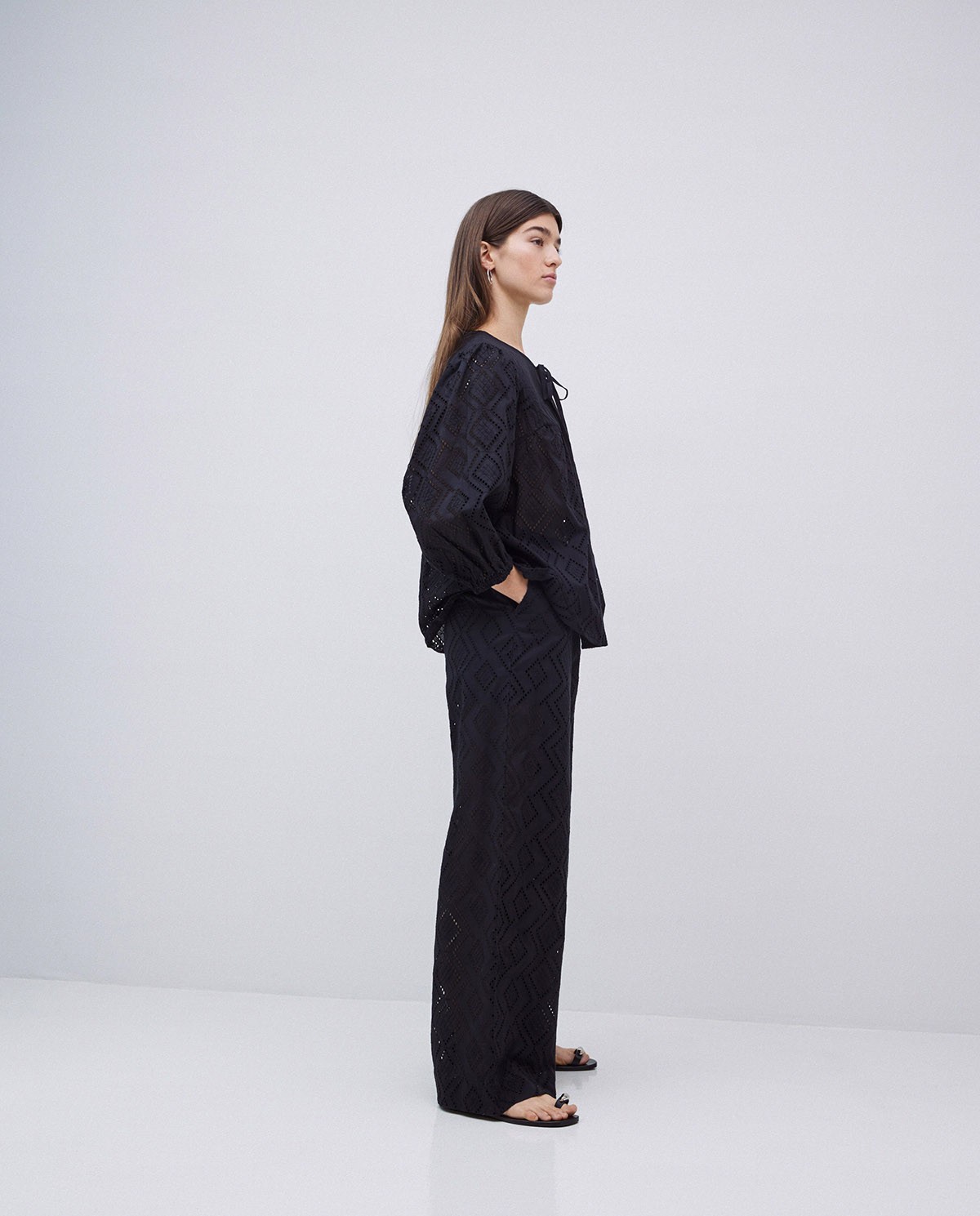 Pantalon wide leg noir avec broderie 4